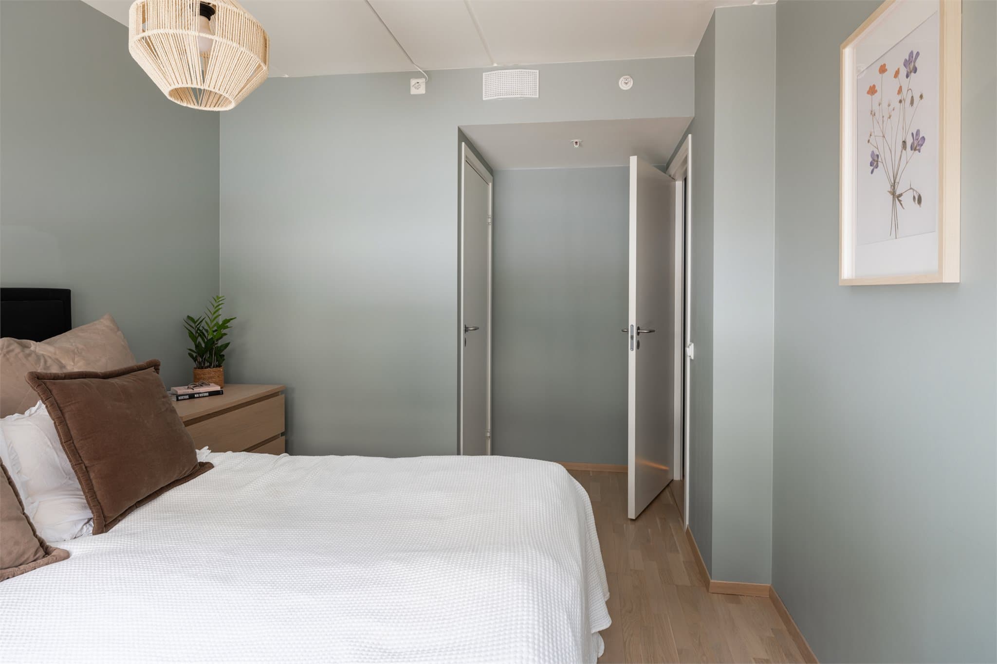 Rommet har gode innrednings muligheter om man ønsker mer oppbevaring- det er også en innvendig bod med inngang fra soverommet.