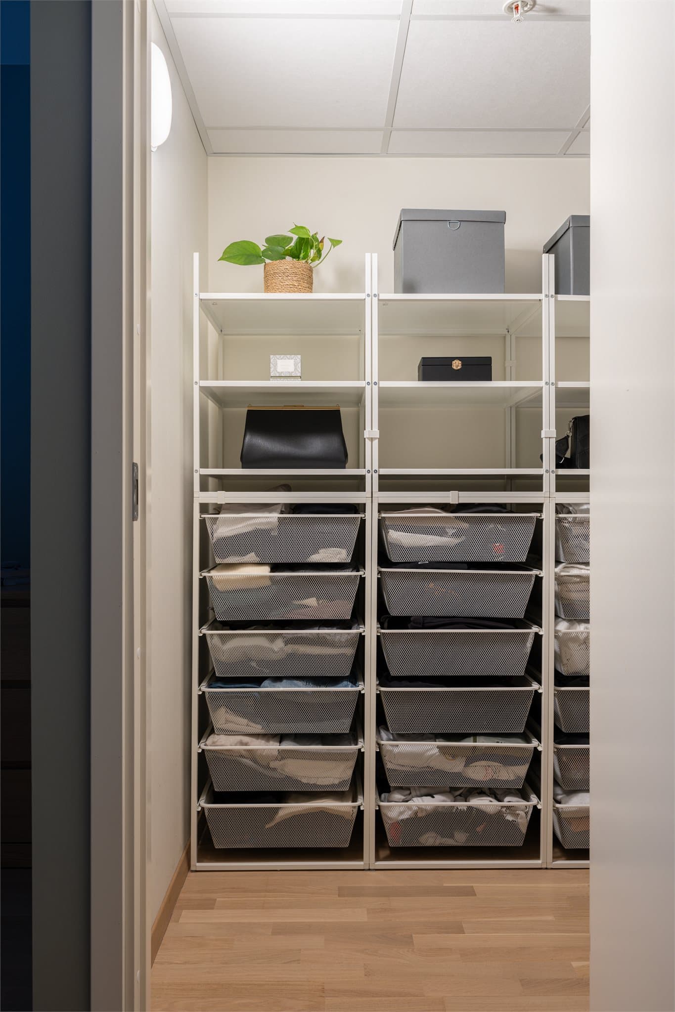 Den innvendige boden gir deg suverene oppbevaringsmuligheter, enten du drømmer om walk-in closet eller bare vil stue bort alt rot.