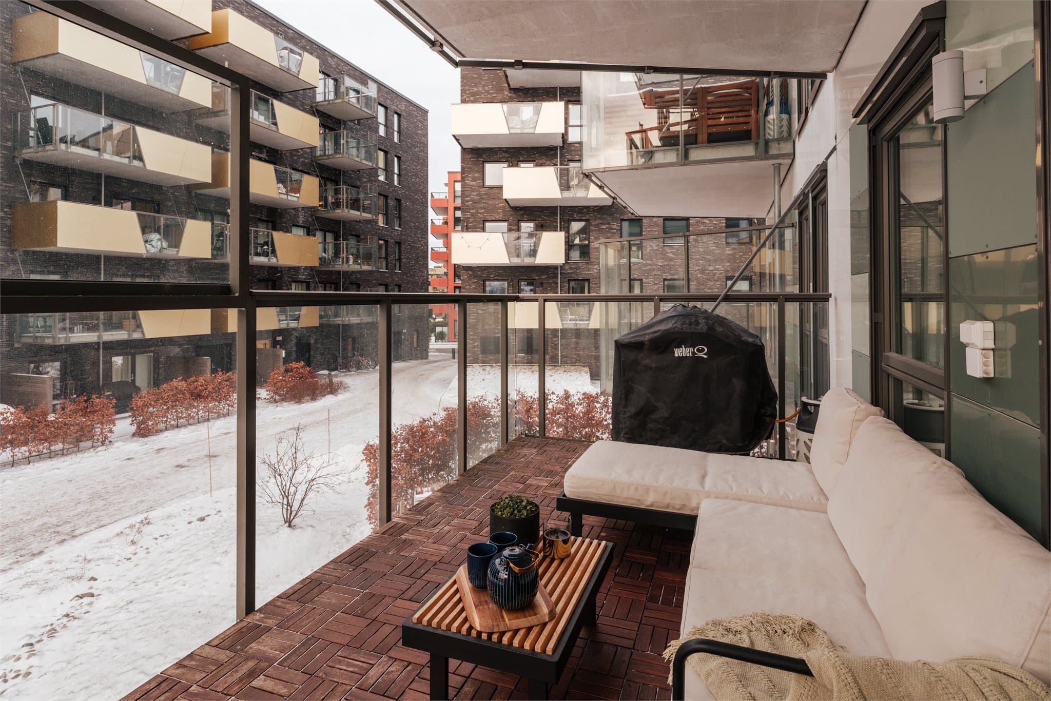 Dette er din private utendørsoase med optimale solforhold, hvor det er rikelig med plass til både loungemøbler og grill.