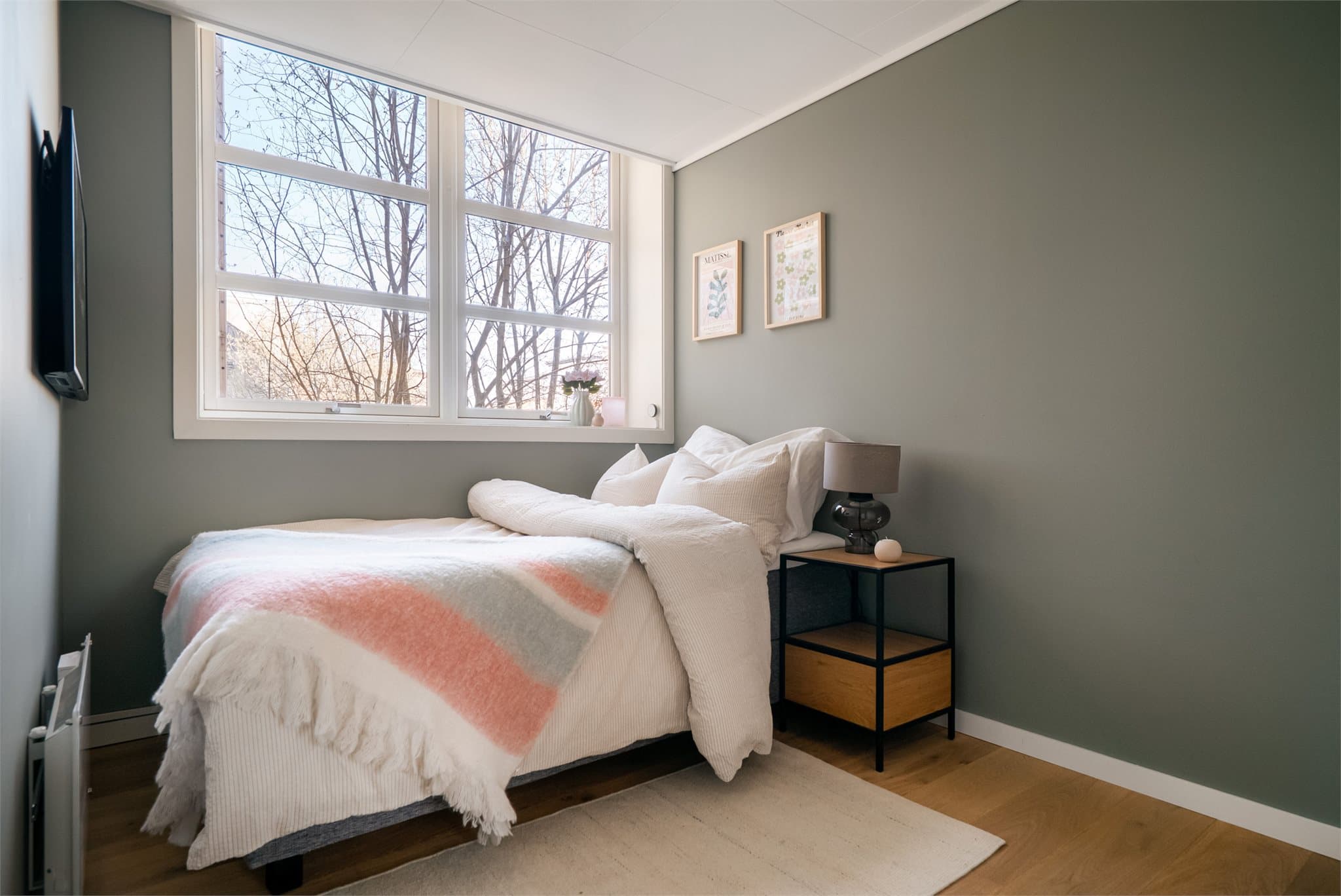 Soverommene har god plass til dobbeltseng og tilhørende møblement.