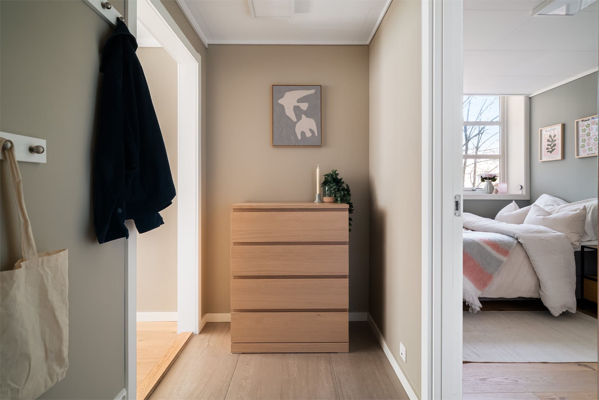 Man ønskes velkommen inn i en innbydende entré med gode muligheter for praktisk oppbevaring.