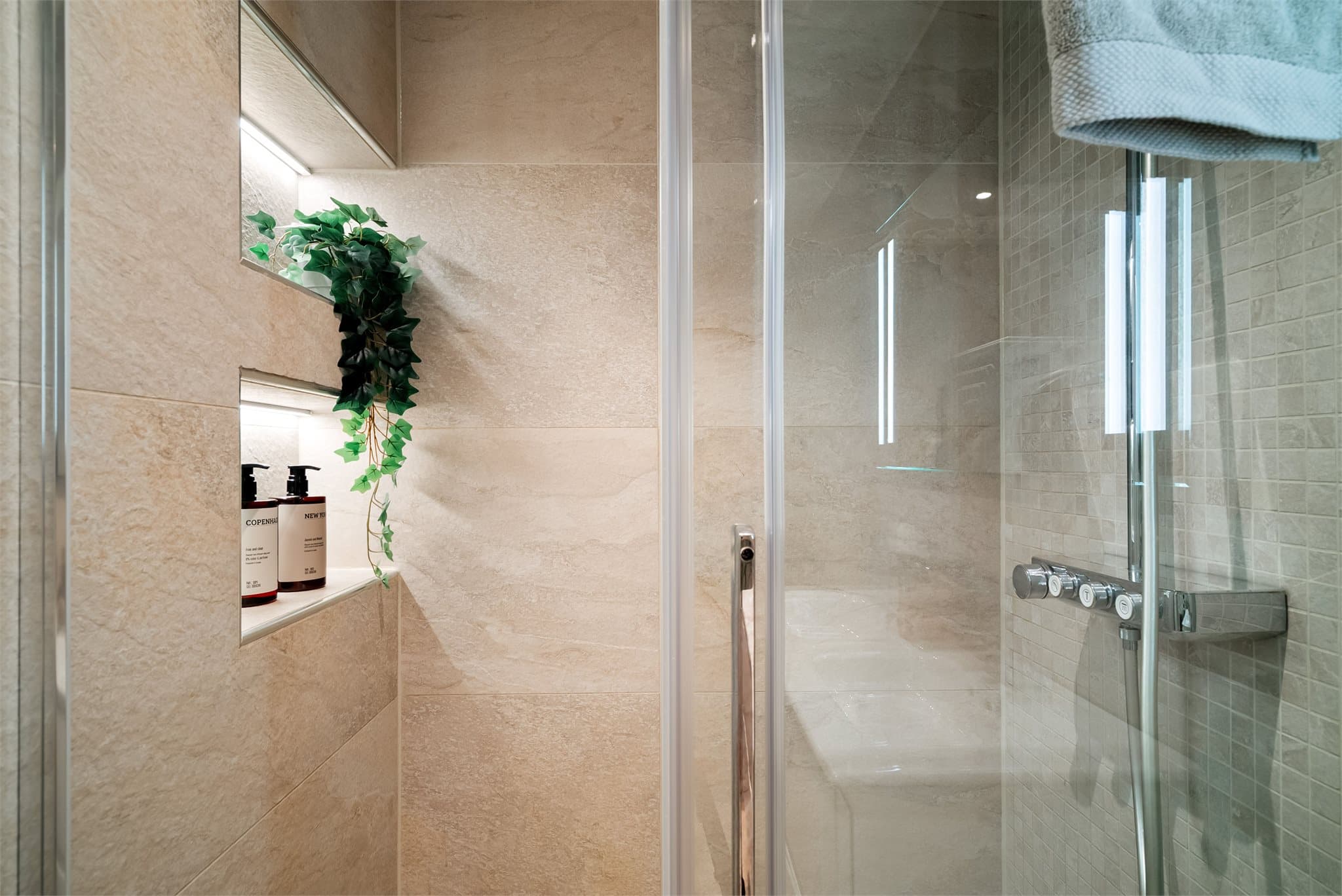 Dusjnisjen har praktiske, innebygde hyller for oppbevaring.