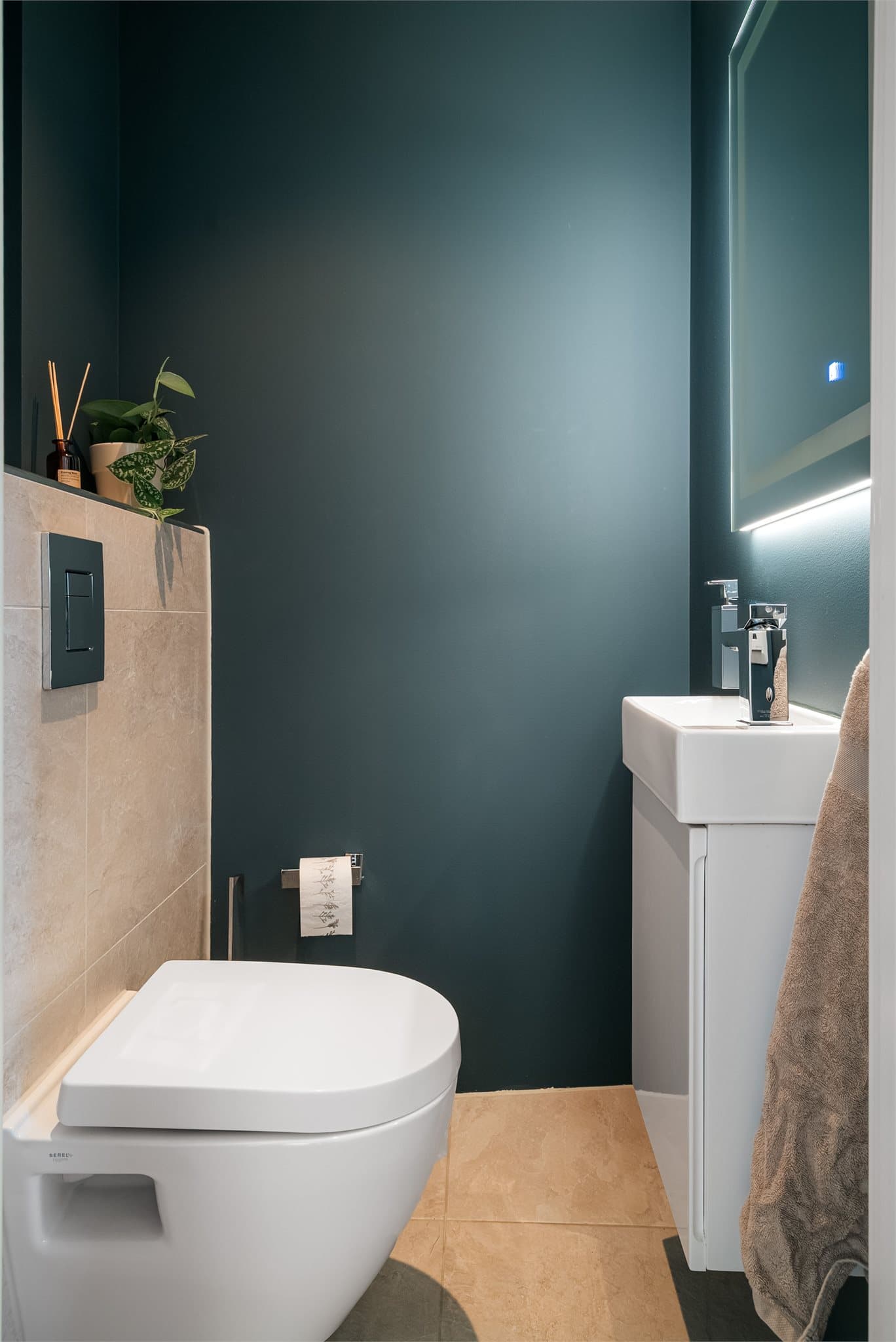 Separat toalettrom, oppgradert i 2020 samtidig med badet.