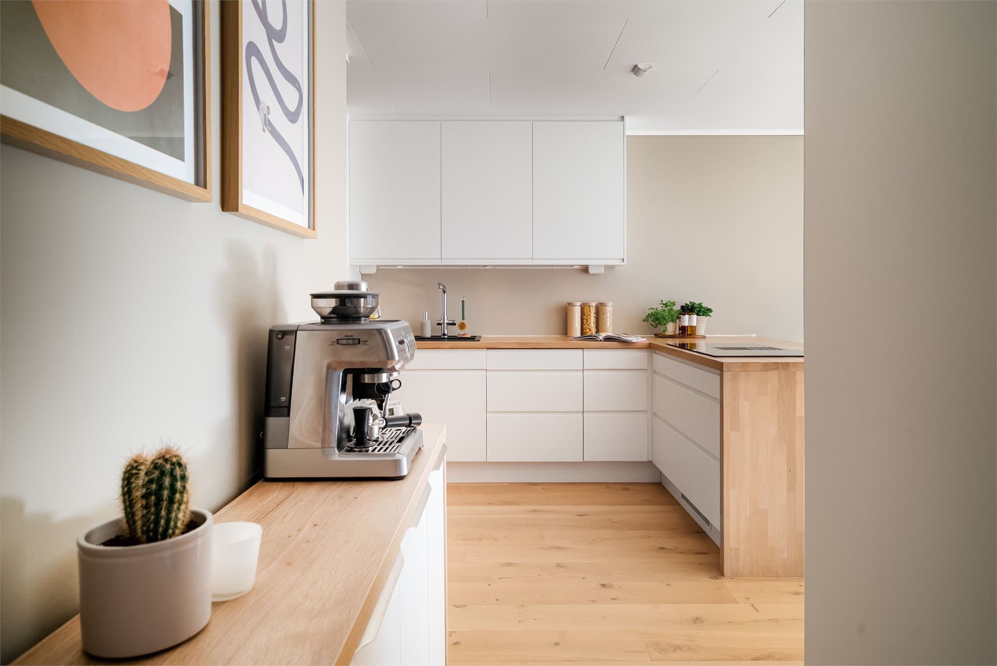 Videre fra kjøkkenet finner man en gang med gode muligheter for praktiske oppbevaringsløsninger.