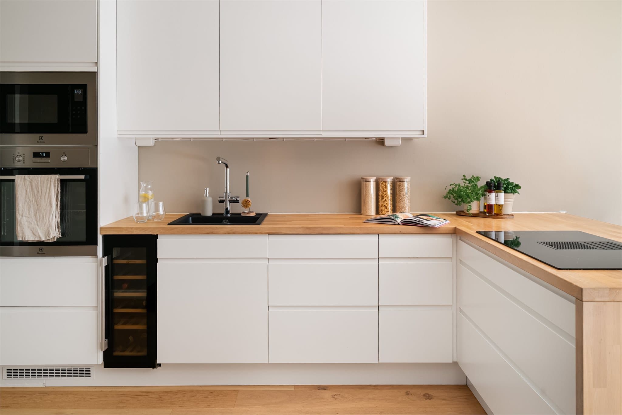 Lekkert og moderne kjøkken oppgardert i 2021, utstyrt med integrert stekeovn, mikrobølgeovn, vinskap, vaskemaskin, koketopp og kjøleskap.