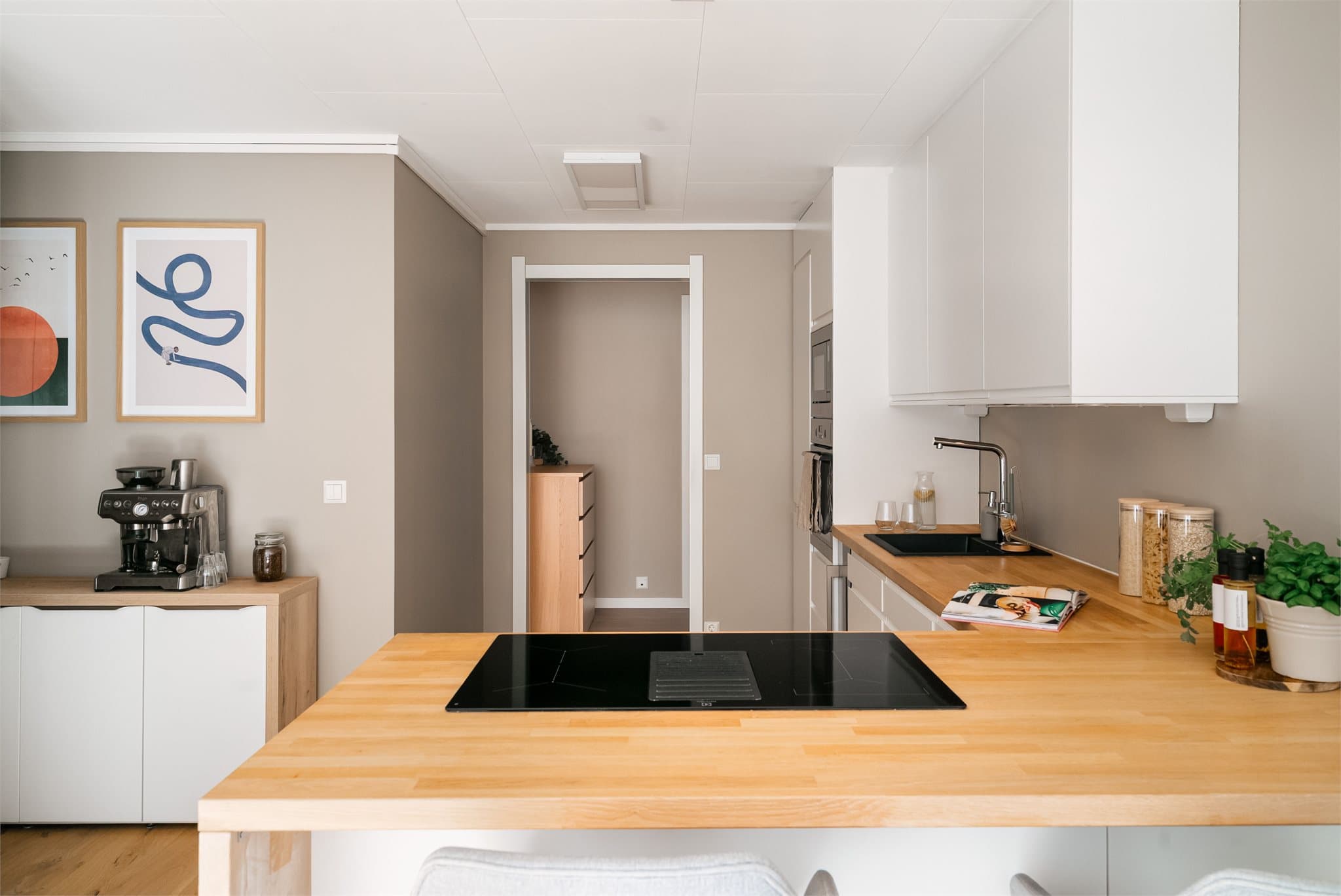 Kjøkkenet er lyst med glatte fronter, rikelig skap- og benkeplass, samt overskap som går helt opp til himlingen. Det er også mulig å få kokende vann fra kjøkkenkranen via et instant boiling-system.