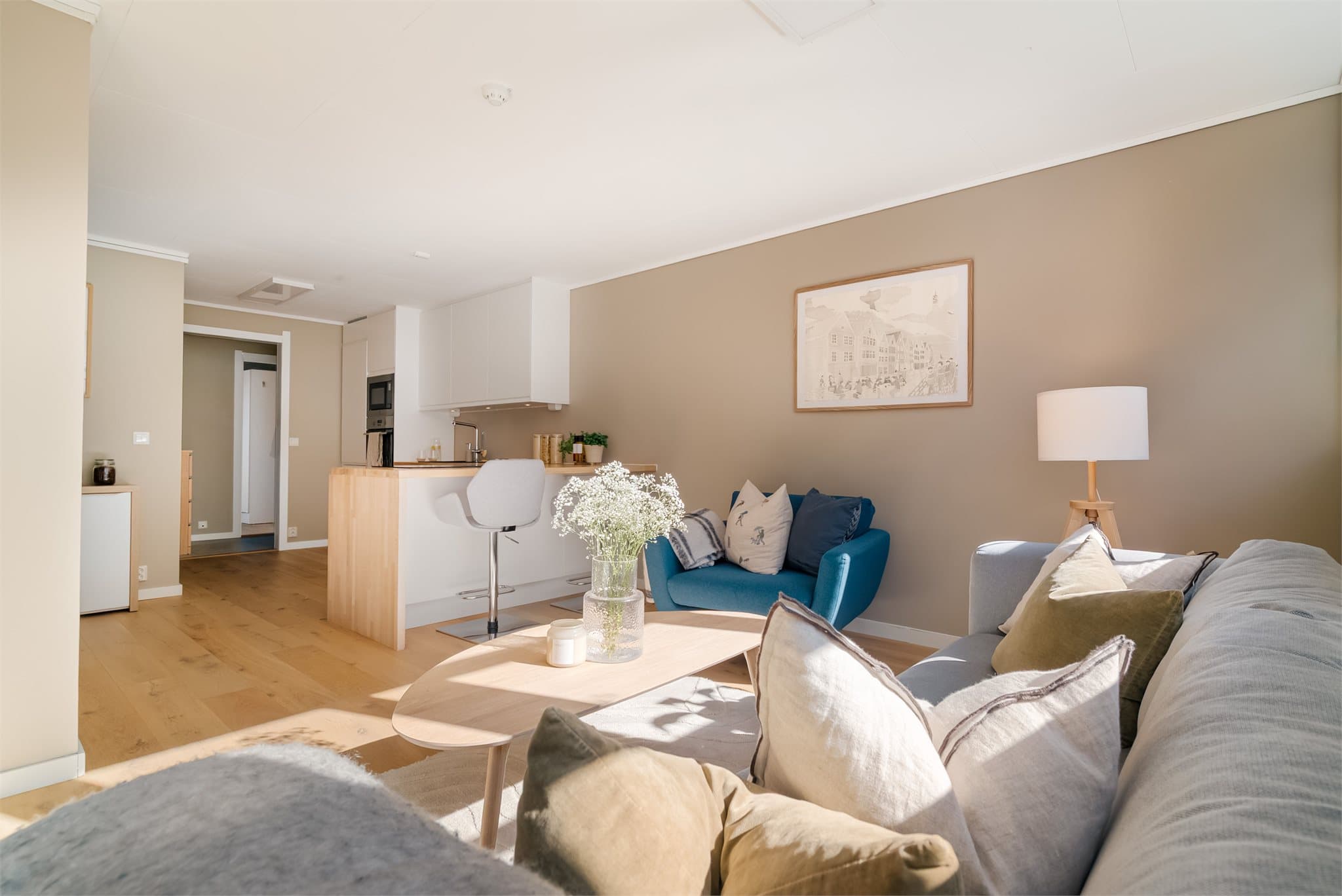 Stue og kjøkken ligger i åpen løsning og måler 29 kvm (inkl. gang).