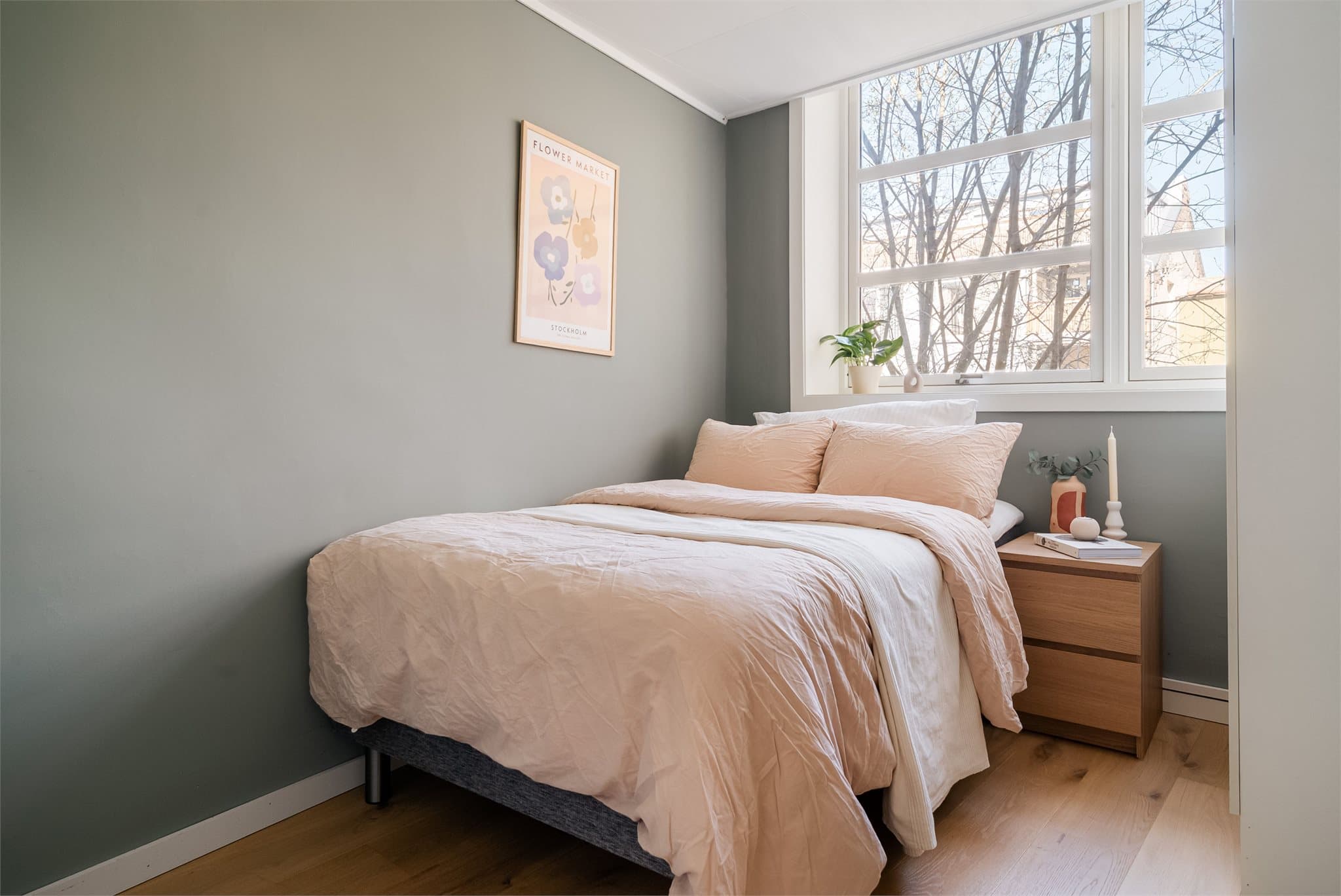 Boligen har fire soverom med moderne, delikate fargevalg og store vindusflater som gir rikelig med naturlig lys.