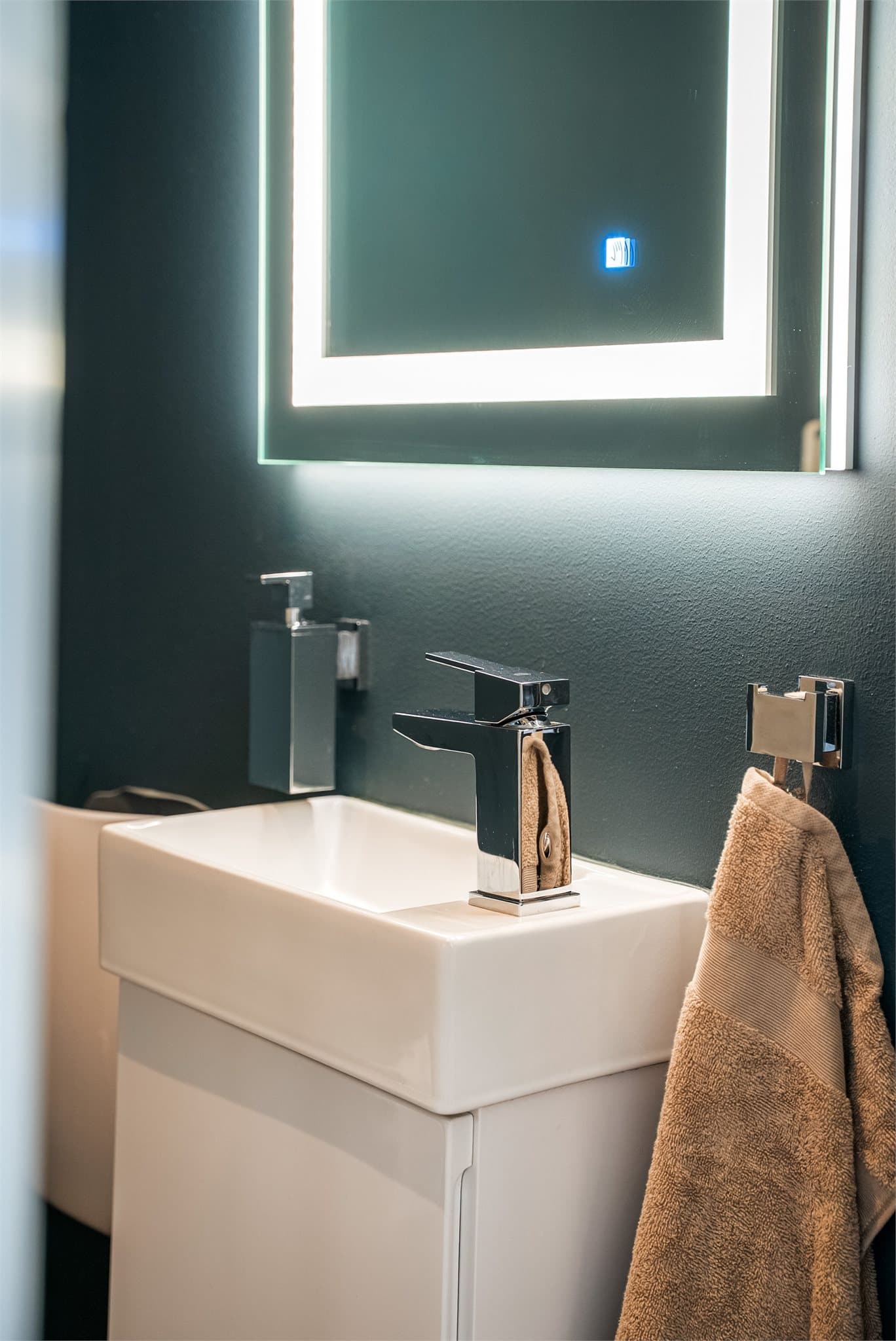 Rommet fremstår moderne med stilrene og elegante detaljer. Det er varmekabler i gulvet på baderom og toalettrom.