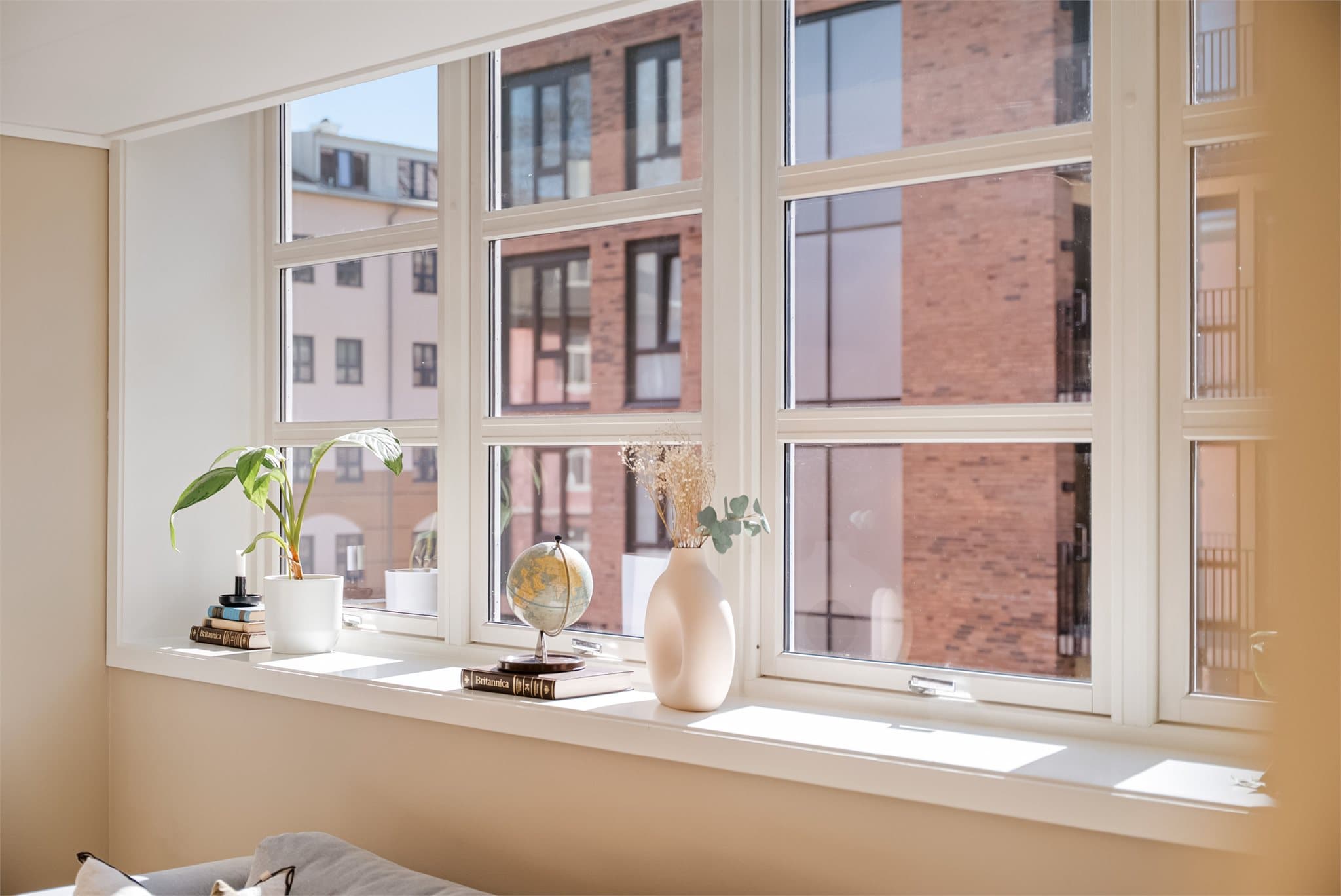 Store vindusflater sørger for godt med naturlig lysinnslipp til stuen. Persienner og lys kan styres via en IKEA Home-app.