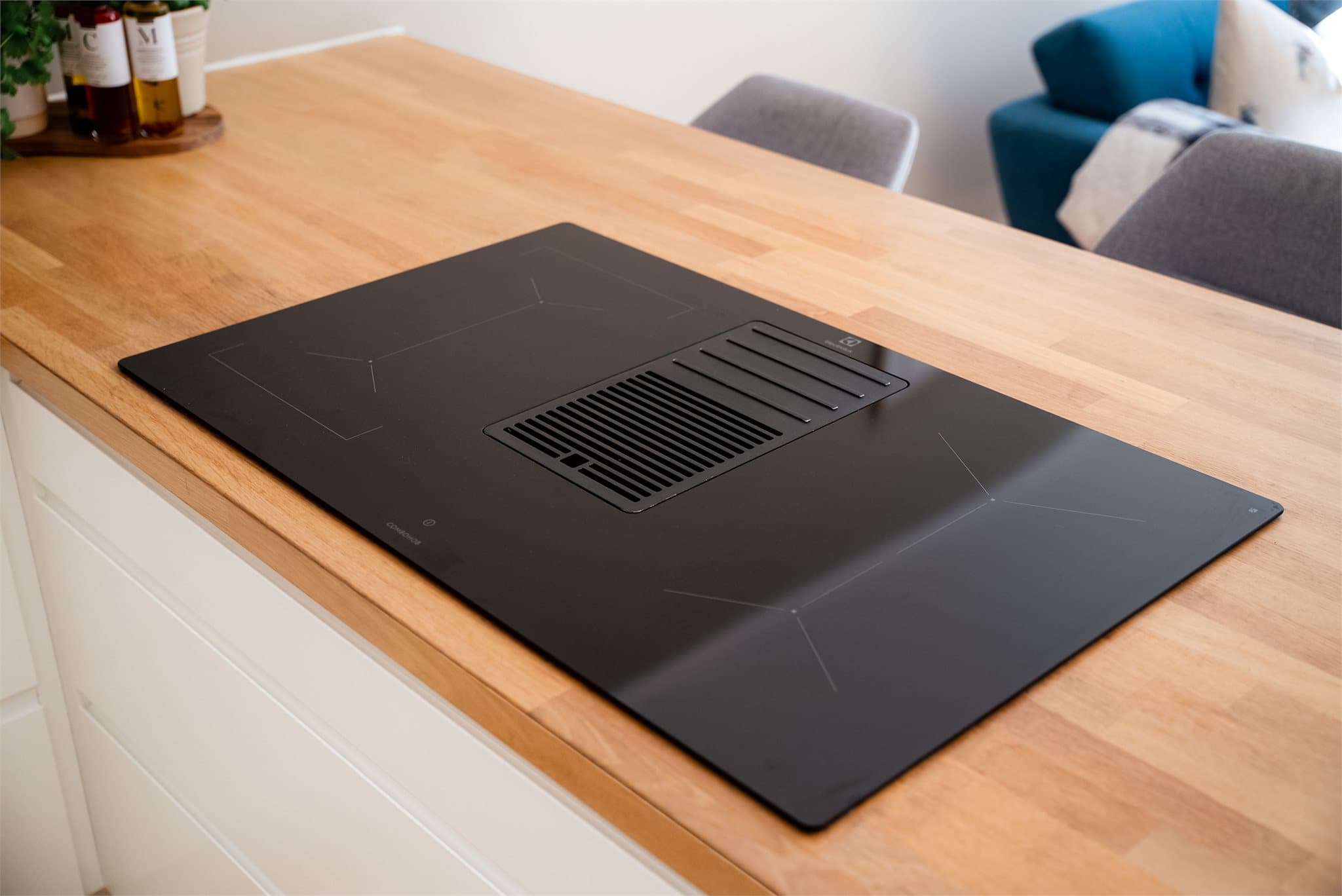 Platetoppen har integrert omluftsvifte med kullfilter, en moderne og plassbesparende løsning.