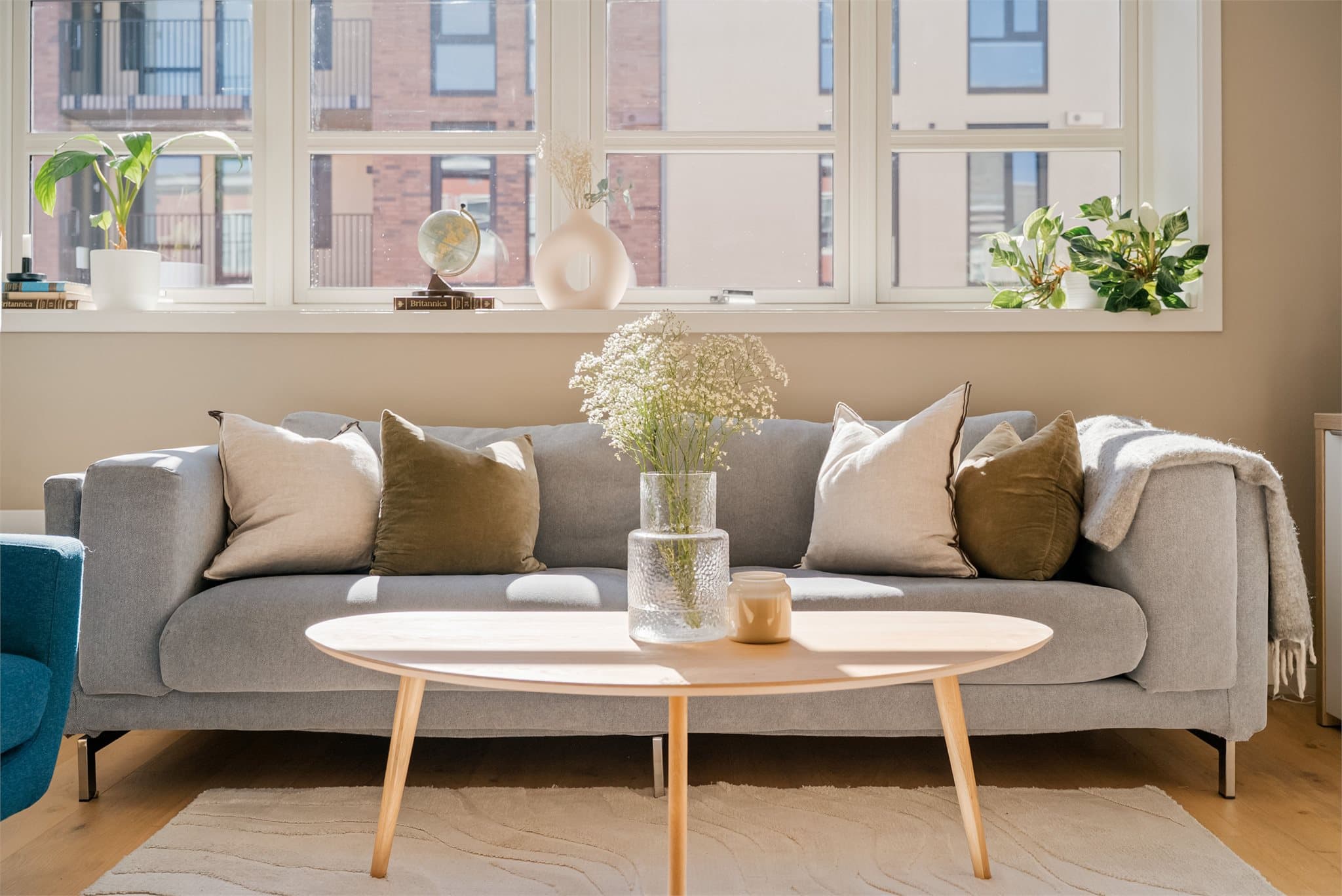 Dype vinduskarmer skaper flotte muligheter for personlig innredning og dekorative detaljer.