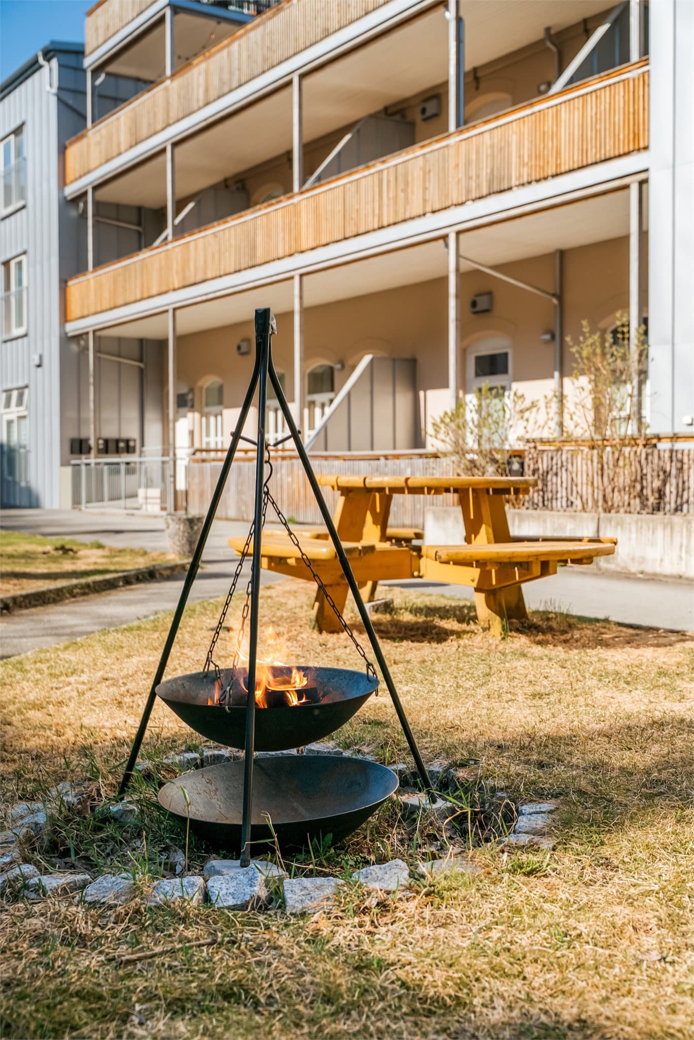 Borettslaget har en hyggelig, felles bakgård med sittegrupper og bålpanne.