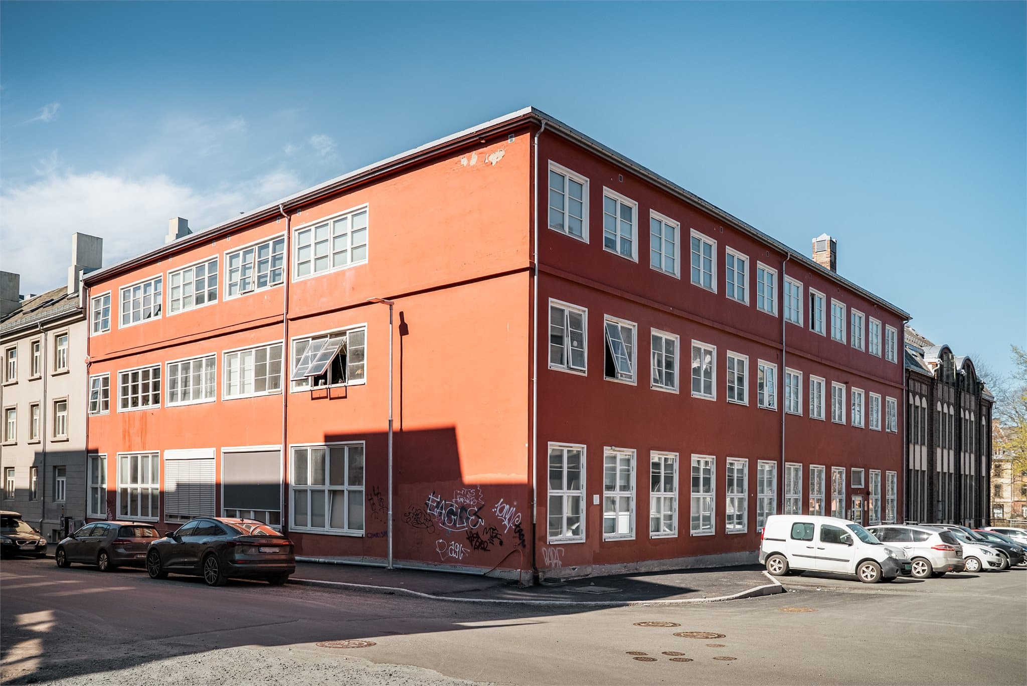 Med busstoppet Buran kun ett minutt unna og Solsiden Kjøpesenter innen ti minutters gange, er dette en svært sentral beliggenhet.