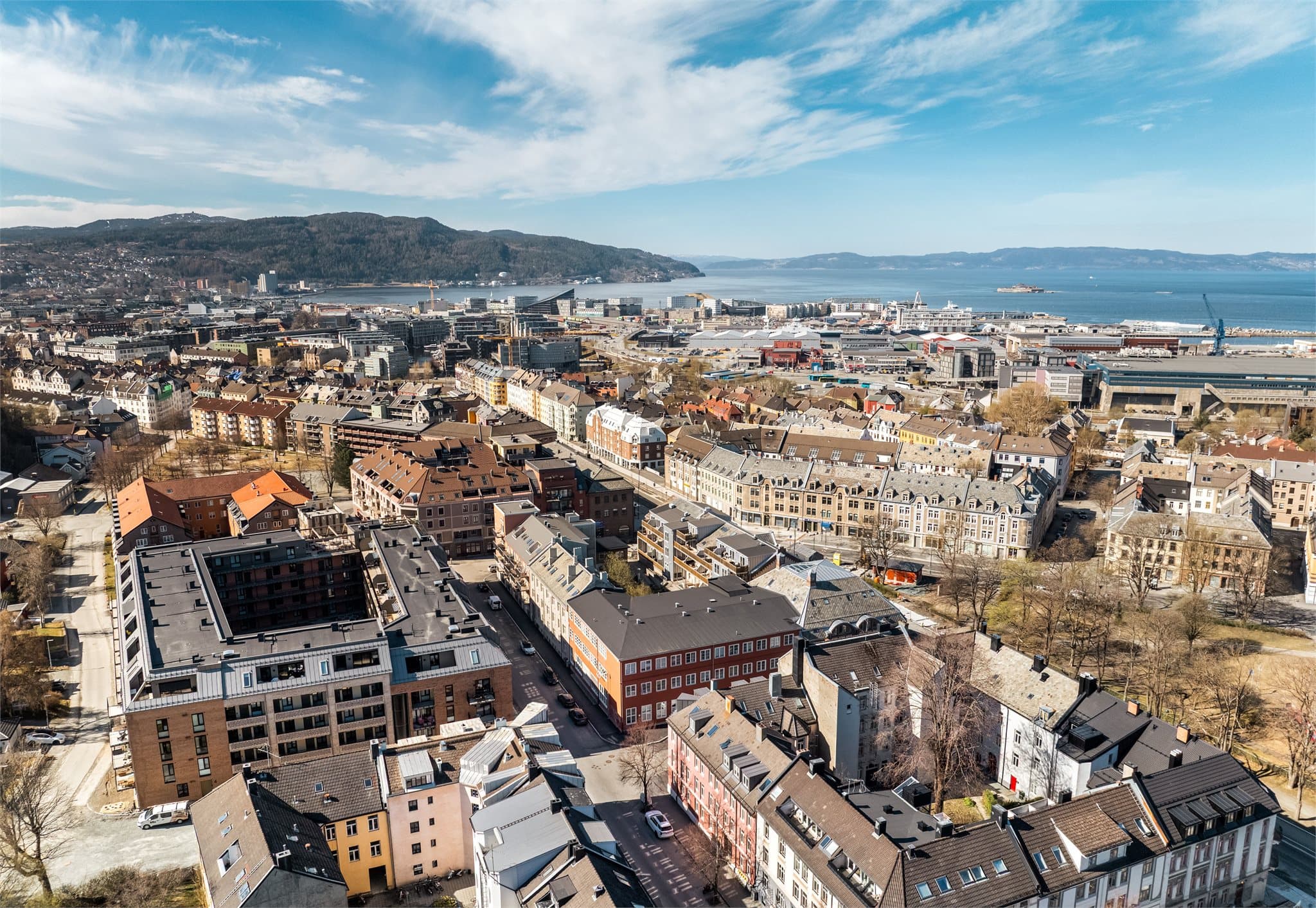 Dette er et svært ettertraktet område, spesielt for unge og studenter. Her bor du sentralt med nærhet til alt, samtidig som området oppleves rolig og tilbaketrukket.