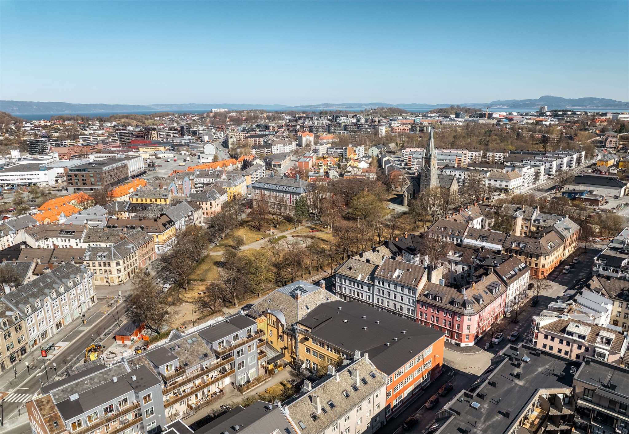 Like ved finner man Lademoparken, en klassisk og frodig bypark ved Lademoen kirke, med store grøntområder som innbyr til soling, rekreasjon og hyggelige sommerdager.