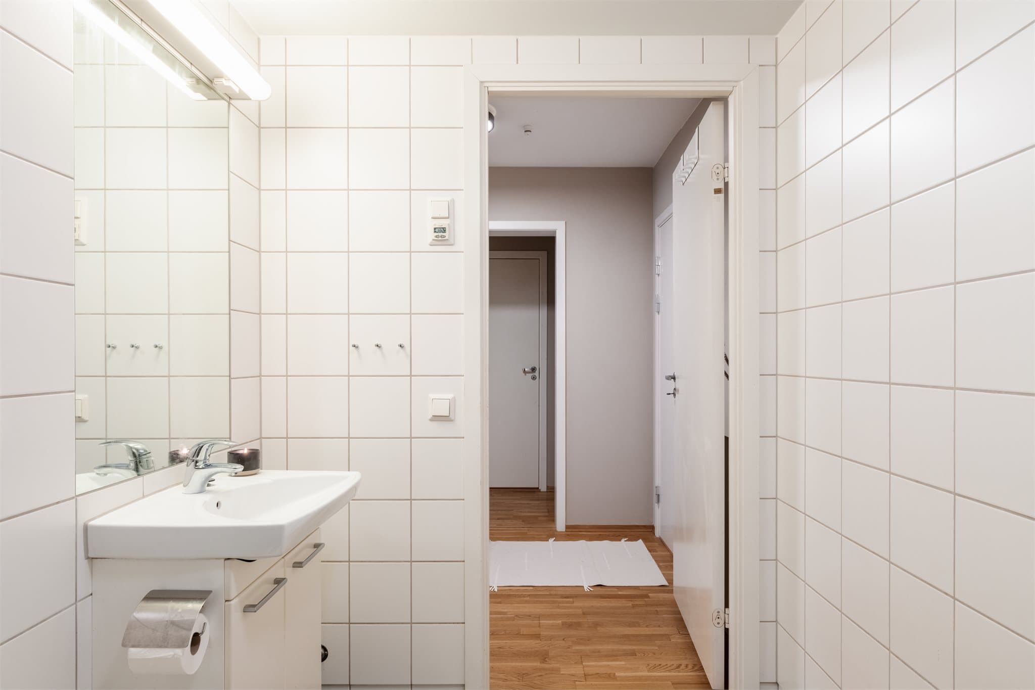 Badet har dusjnisje med regnskogdusj og vegghengt toalett.