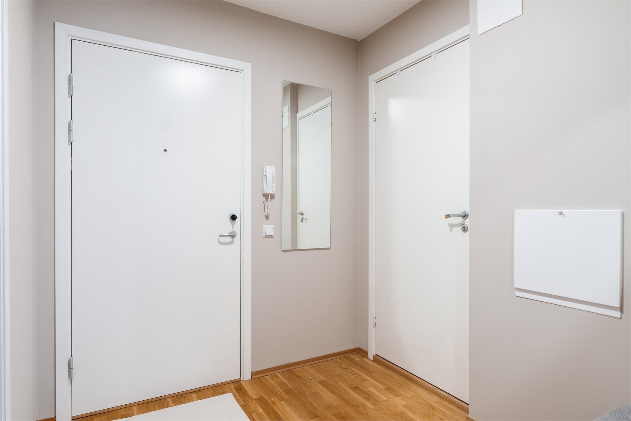 Entréen har en brann- og lydklassifisert inngangsdør for økt trygghet og komfort.