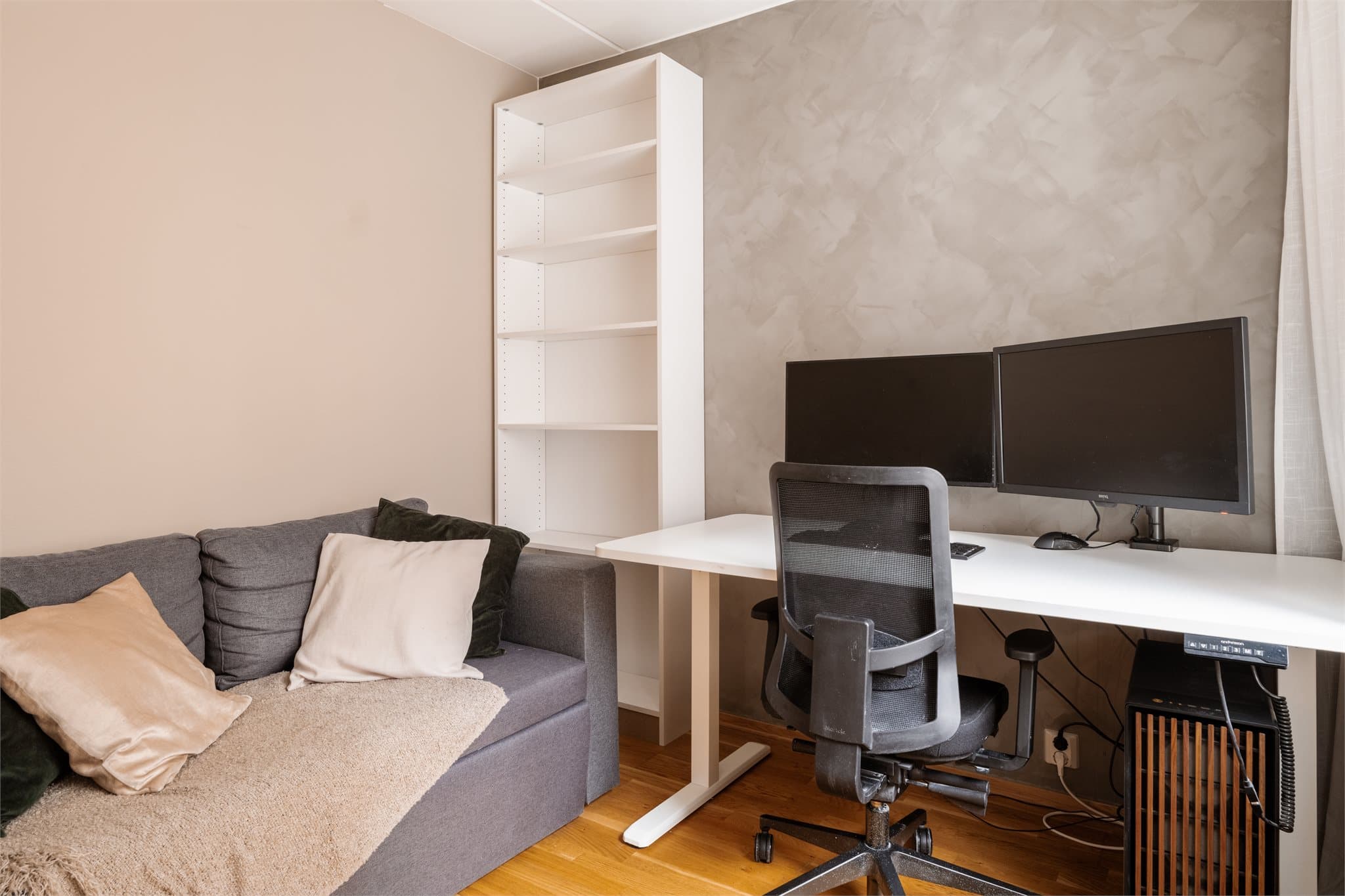 Leilighetens andre soverom, ideelt som barnerom, gjesterom eller hjemmekontor.