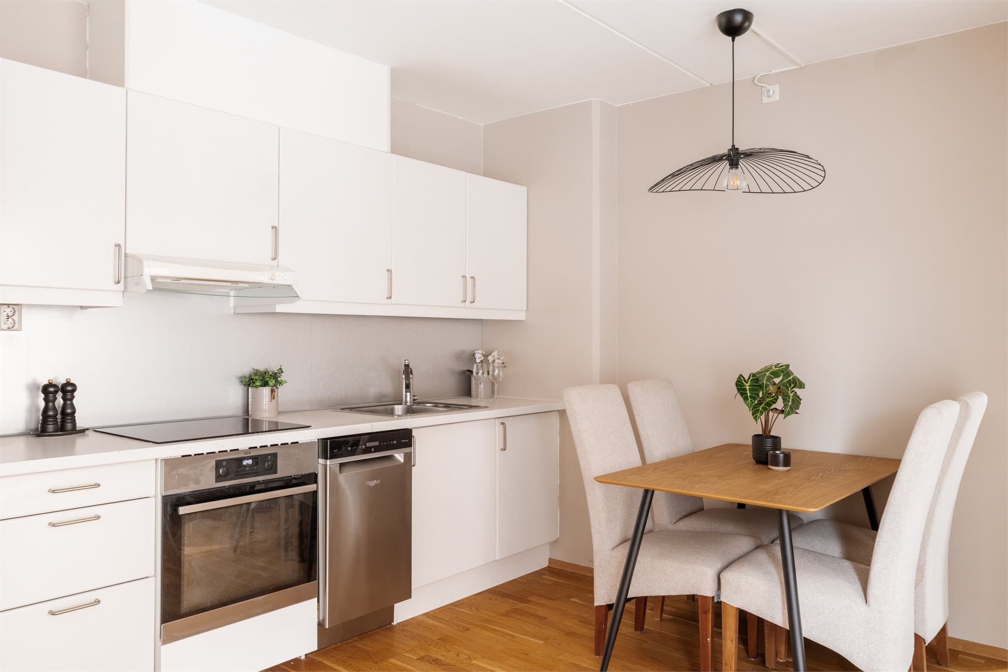 Det er en naturlig plass for spisebord i tilknytning til kjøkkenet.