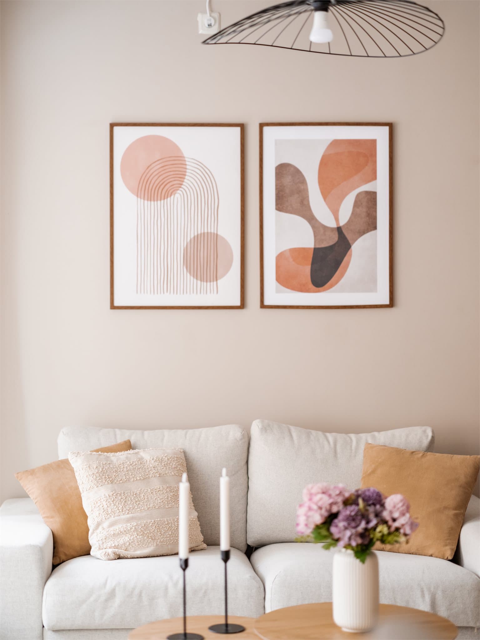 Oppvarming via radiatorer tilknyttet fjernvarme sikrer en jevn og behagelig innetemperatur.