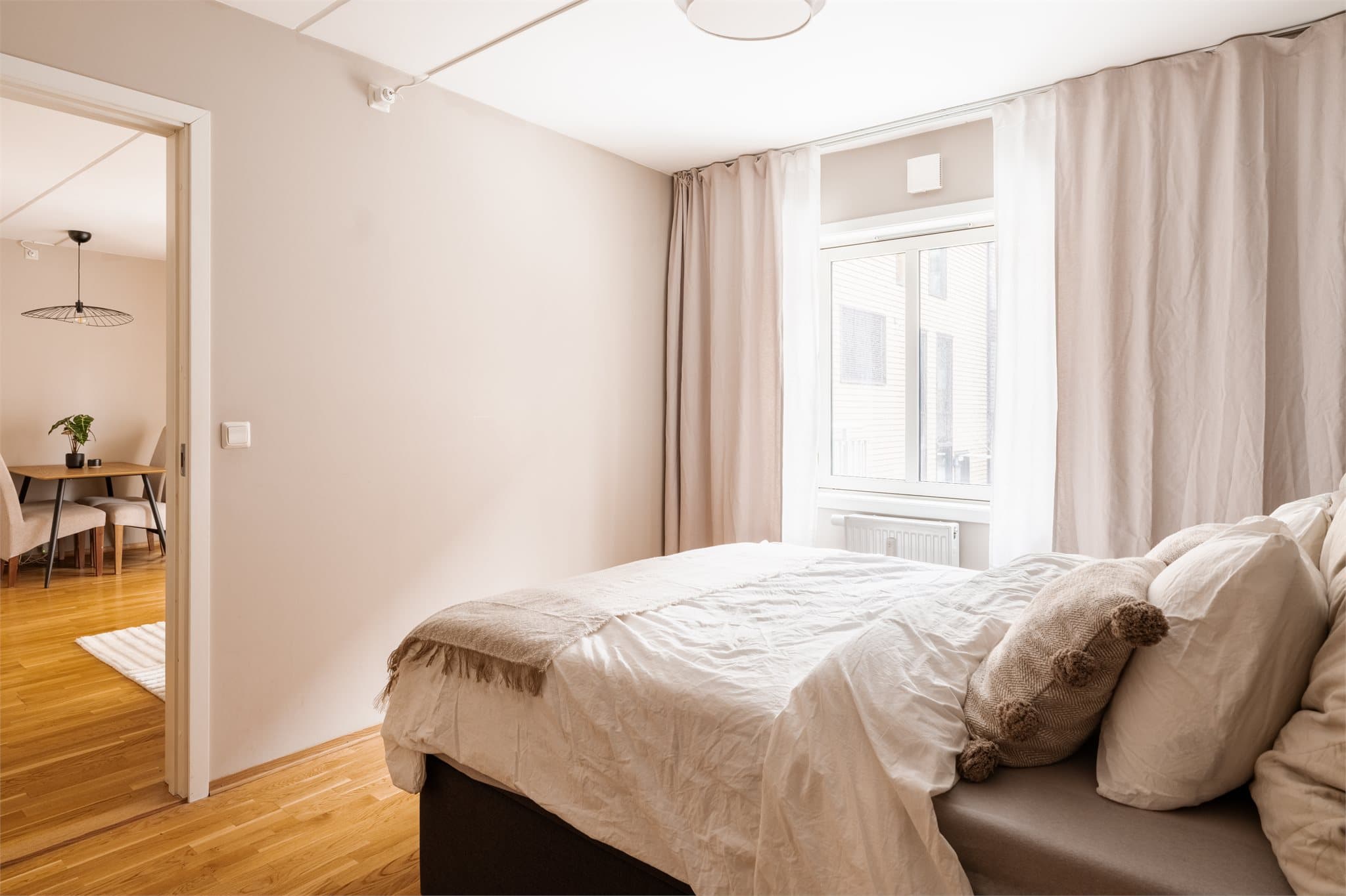 Soverommet har en rolig plassering i leiligheten.