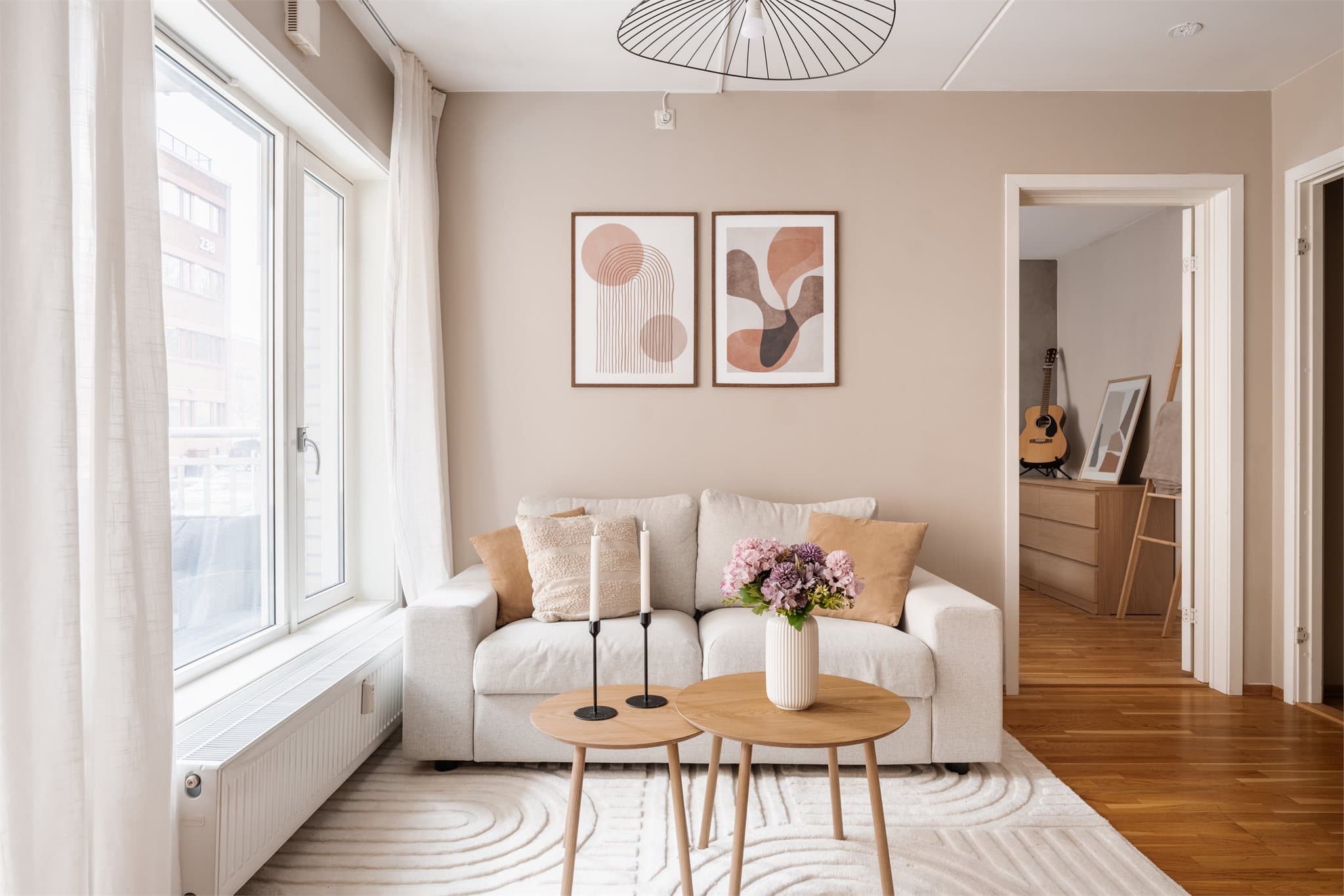 Stuen har en god takhøyde på ca. 250 cm, som gir en luftig romfølelse.