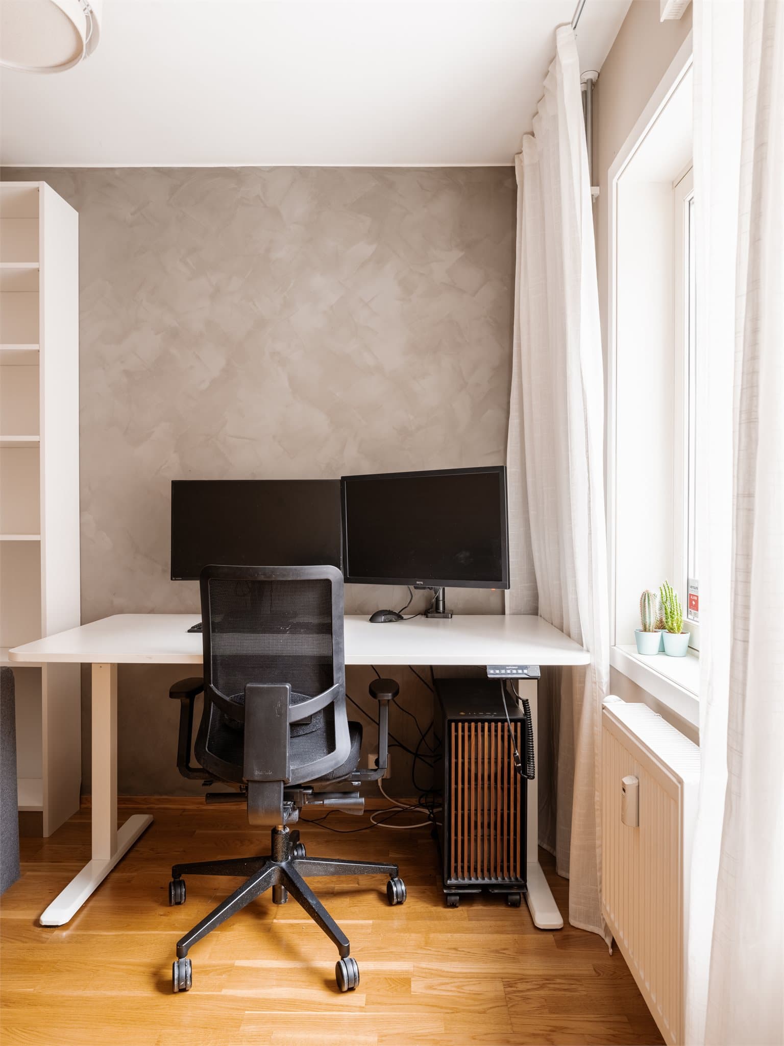 Rommet er ca. 6 m² og har en praktisk skyvedør for arealeffektivitet.