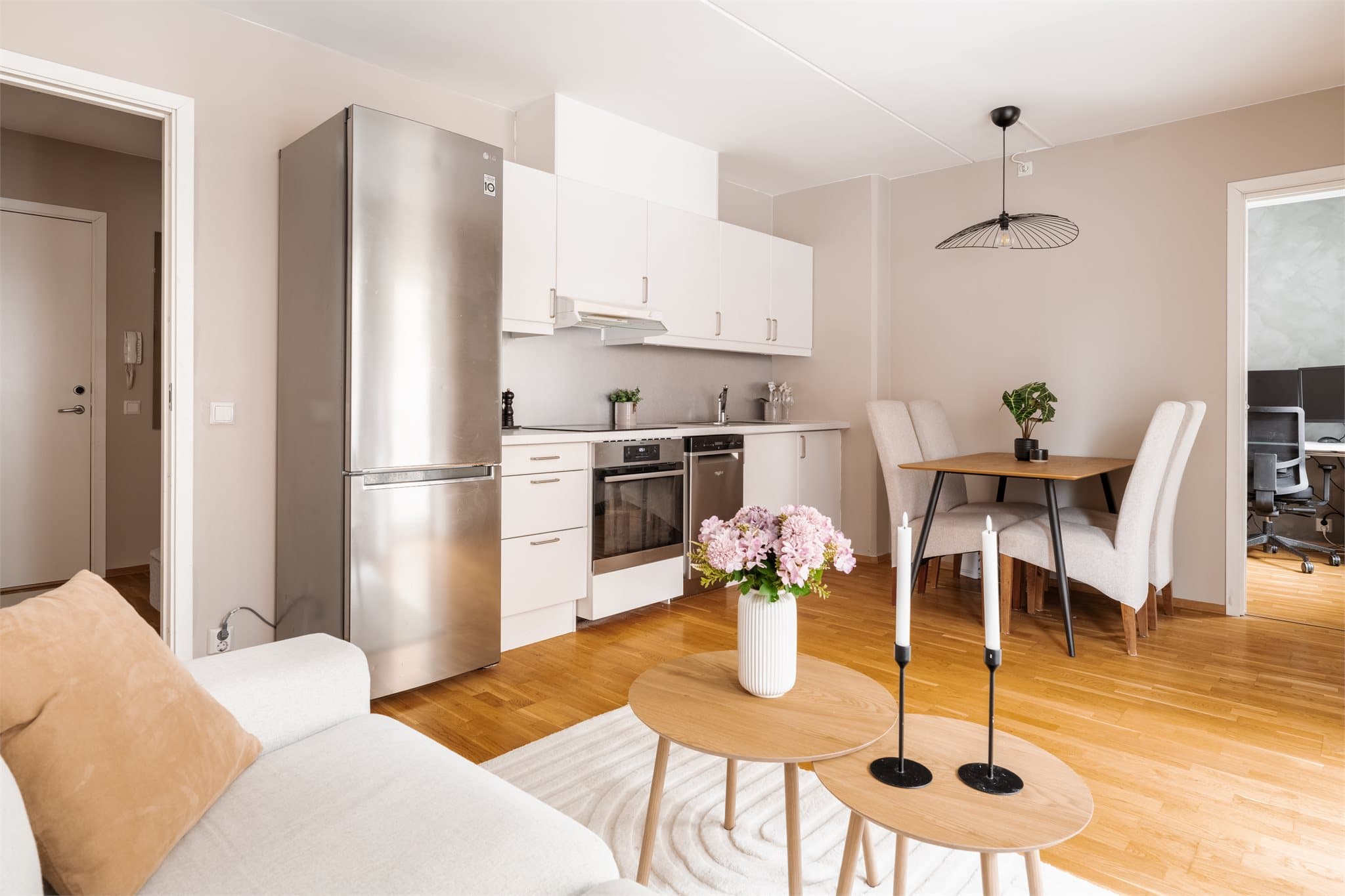 Gjennomgående 3-stavs parkett på gulv og malte flater på veggene.