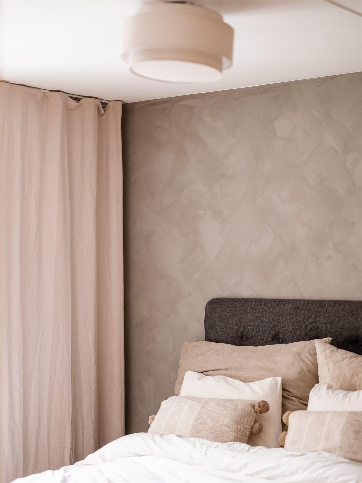 Himlingen er malt glatt med synlige elementskjøter.