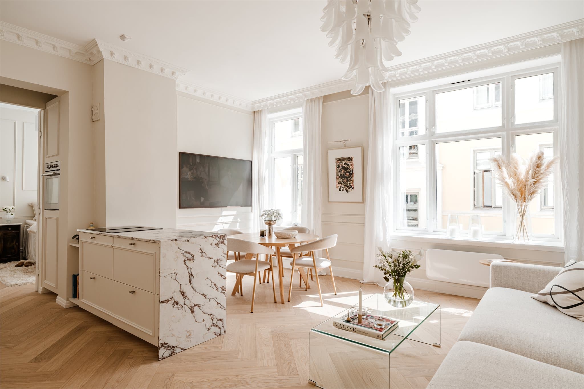 Et romslig allrom med god plass til både sofagruppe og spisebord med tilhørende møblement.