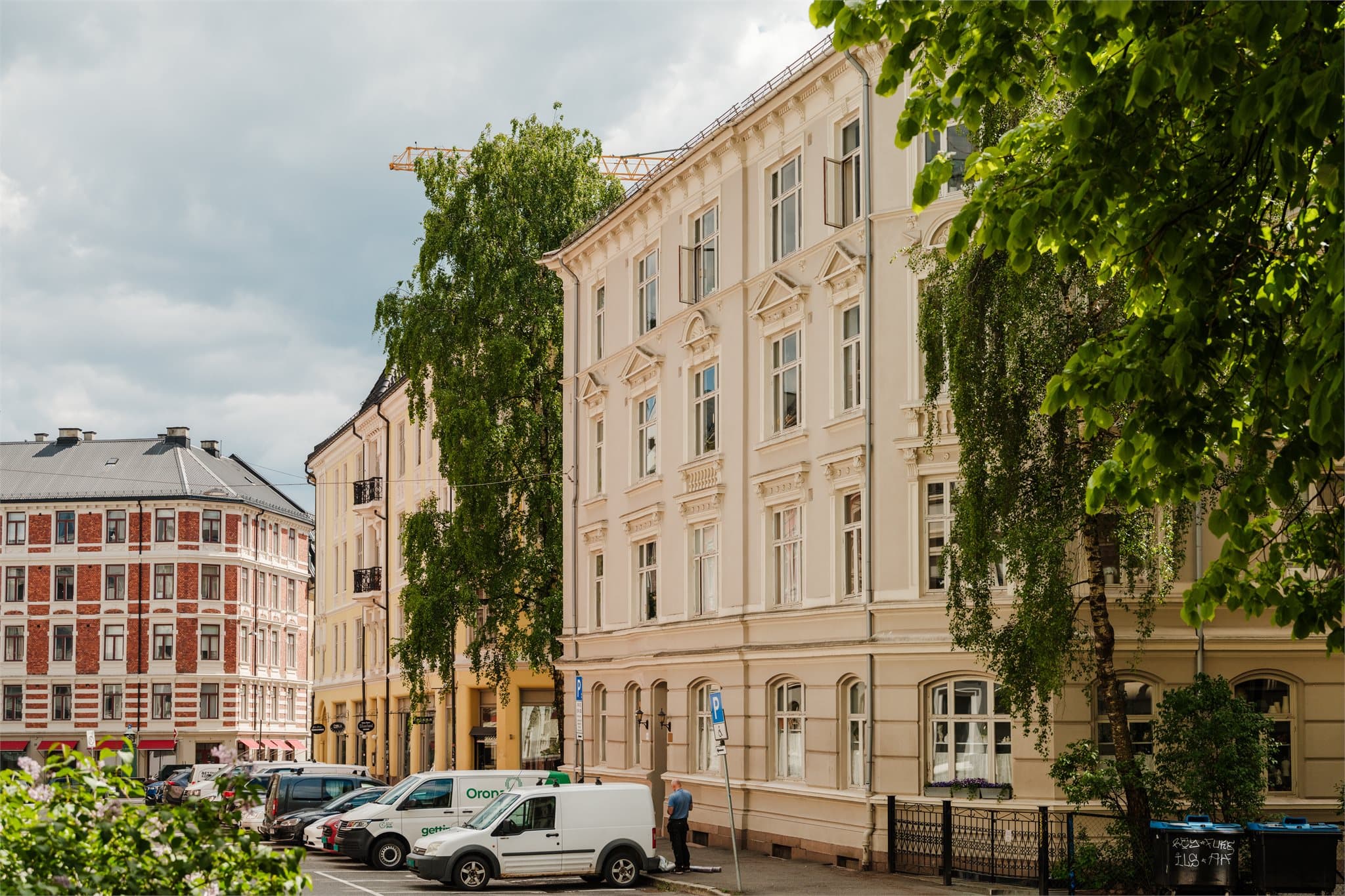 Fasadebilde. Her bor du i et ettertraktet nærområde med byens puls og Slottsparken rett rundt hjørnet, samtidig som du kan nyte rolige omgivelser beliggende i tilbaketrukket blindvei.