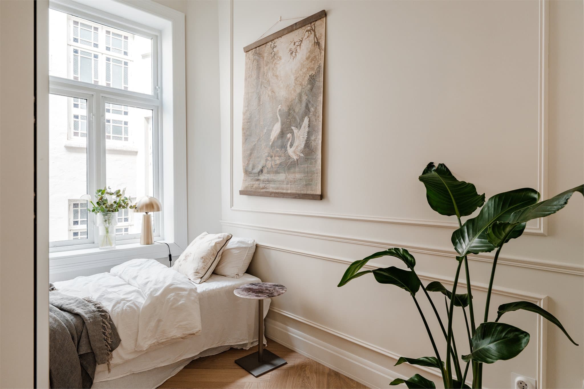 Leilighetens andre soverom holder høy standard, med god plass til seng og tilhørende møblement samt. garderobeløsning.
