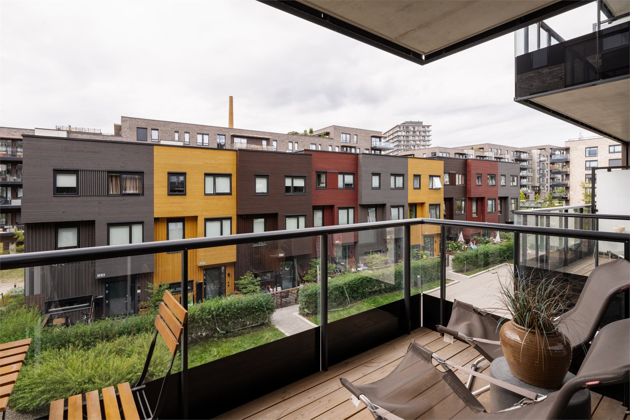 Fra stuen er det direkte utgang til en hyggelig balkong på ca. 7 m² - perfekt for å trekke ut og nyte litt frisk luft.