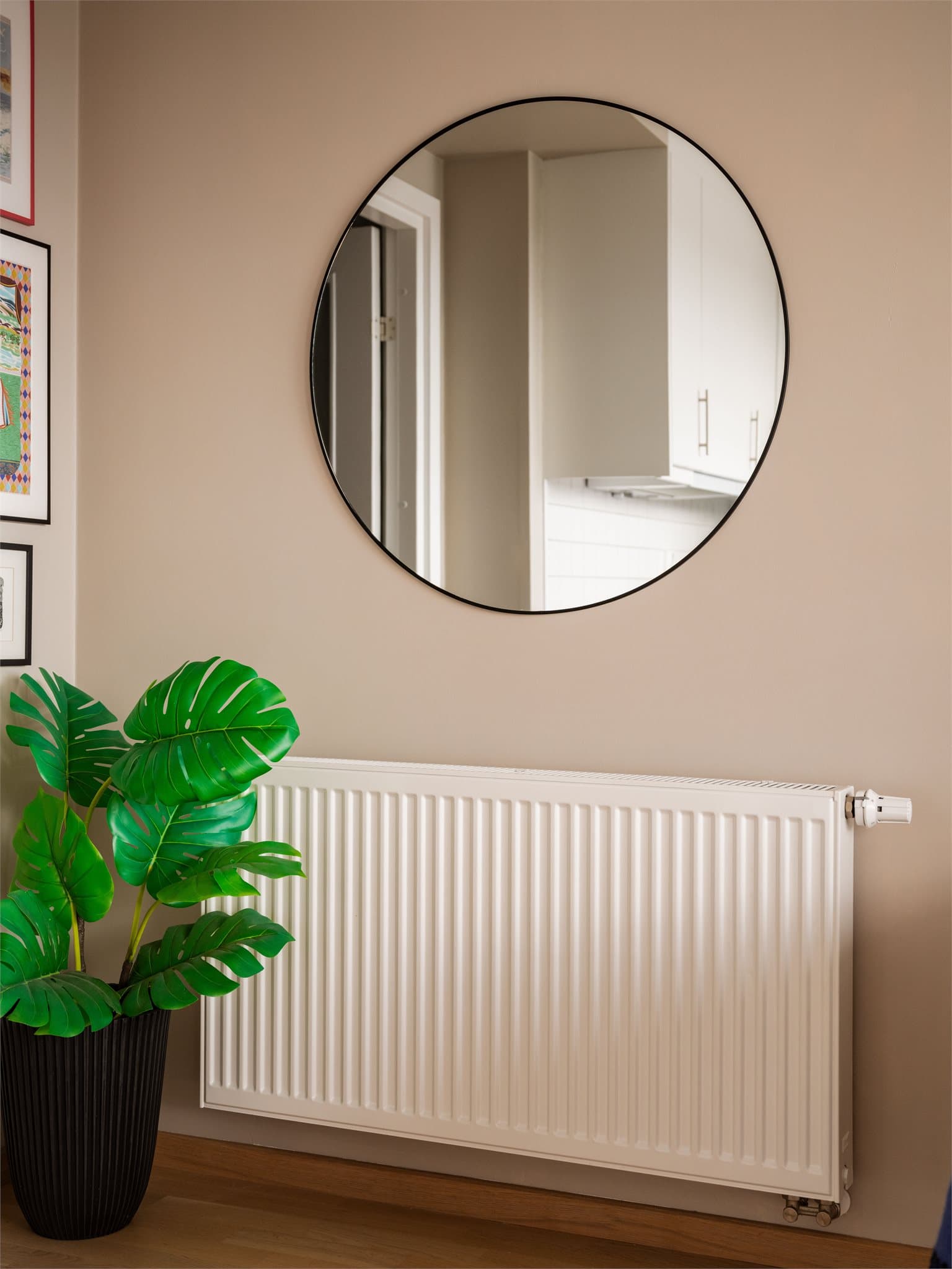 Leiligheten har vannbåren varme via radiatorer, tilknyttet fjernvarmeanlegg samt balansert ventilasjon.