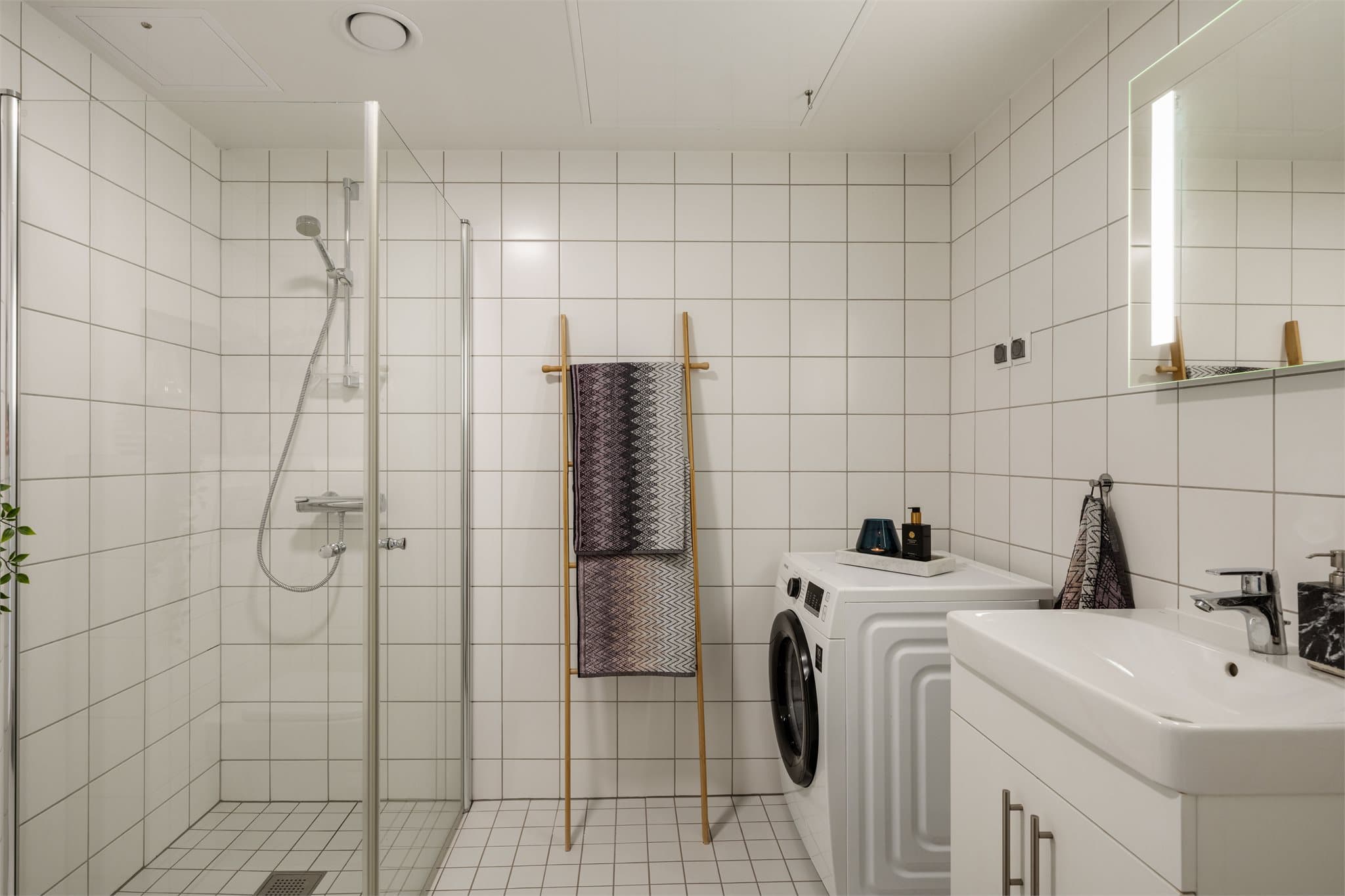 Helflist bad fra byggeår med elektrisk gulvvarme.