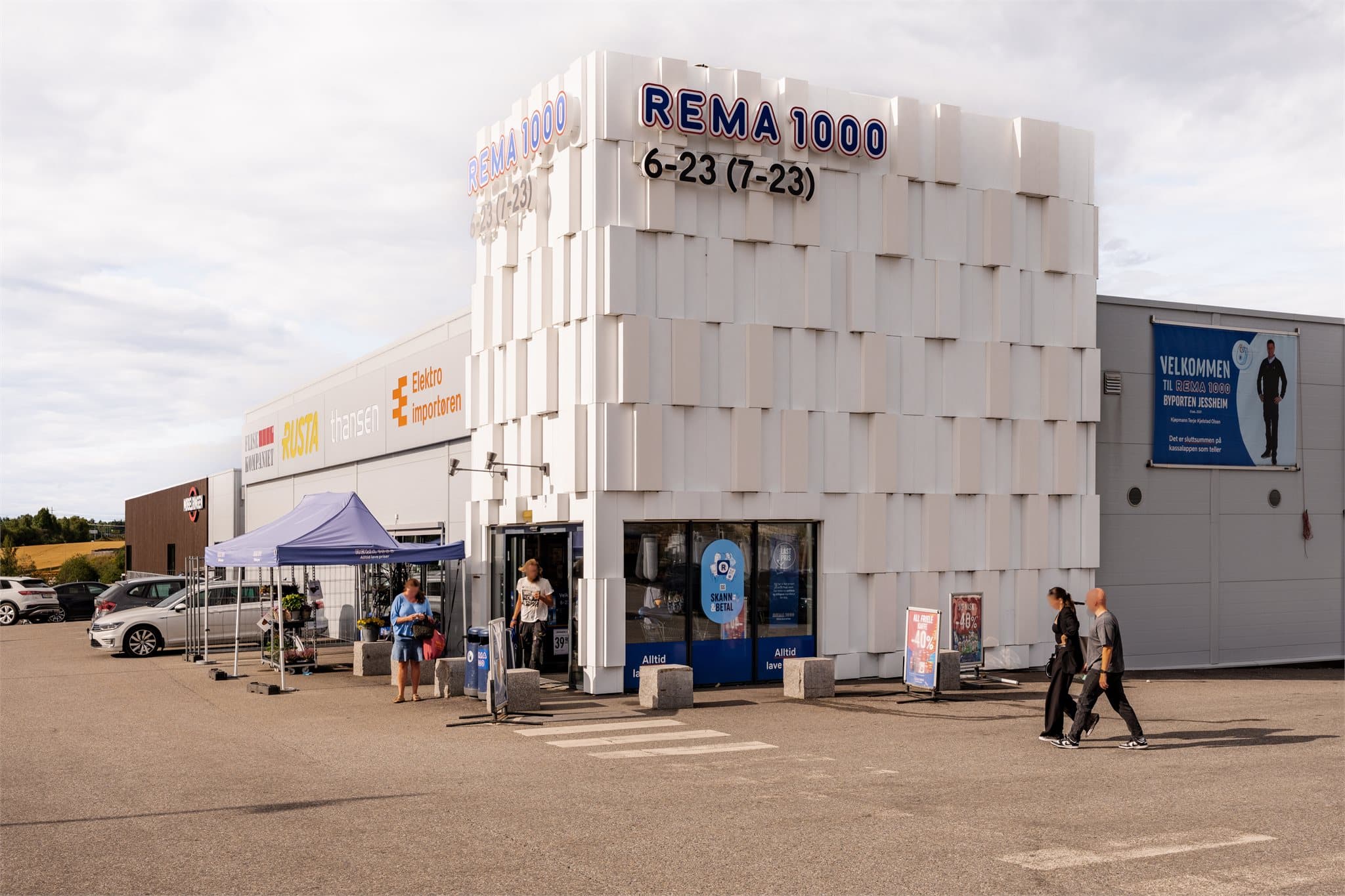 Dagligvarehandelen gjøres enkelt hos Rema 1000, kun en kort spasertur unna.