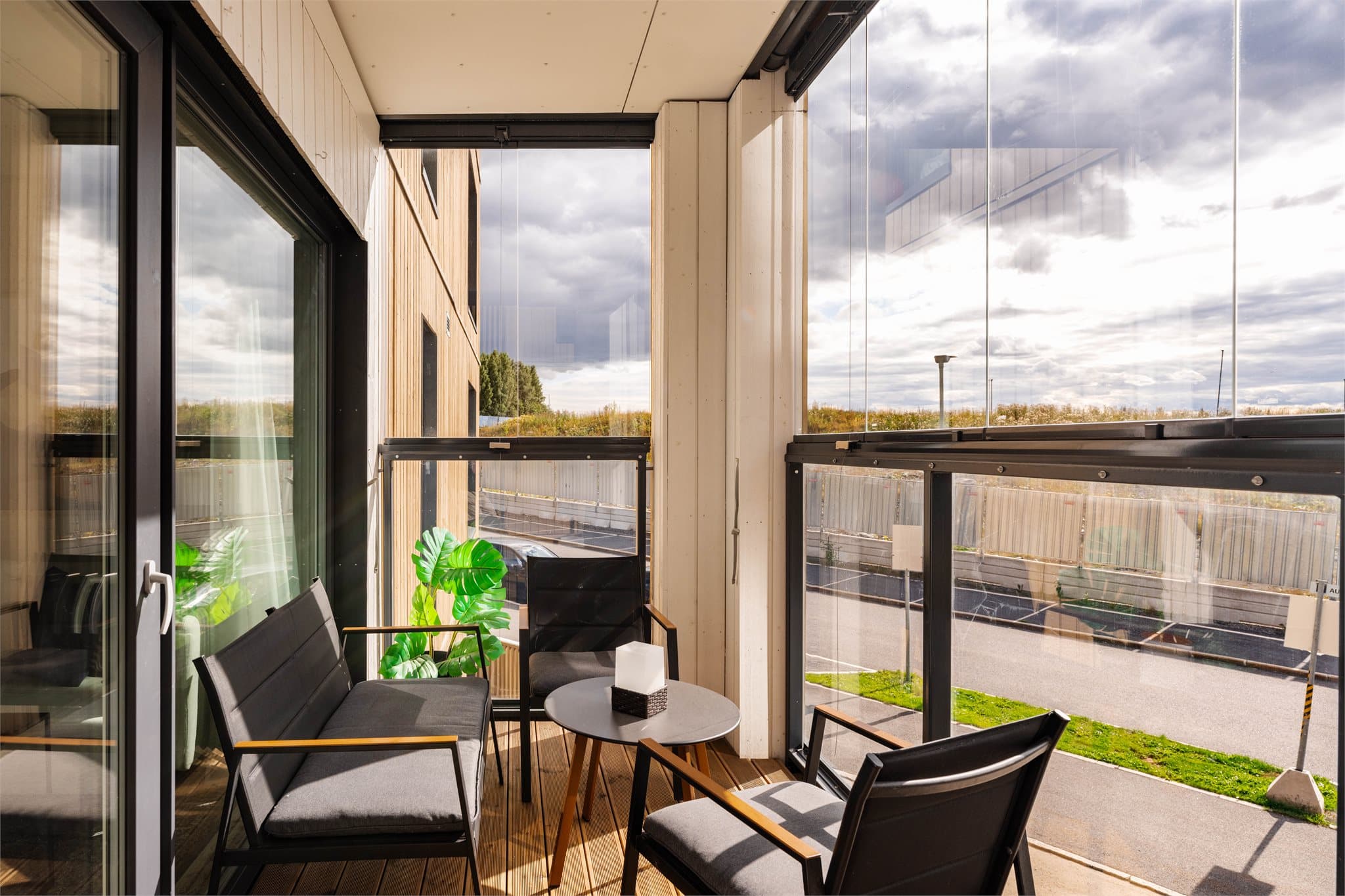 Arealeffektiv og moderne 2-roms leilighet fra 2021 med heisadkomst og innglasset balkong.