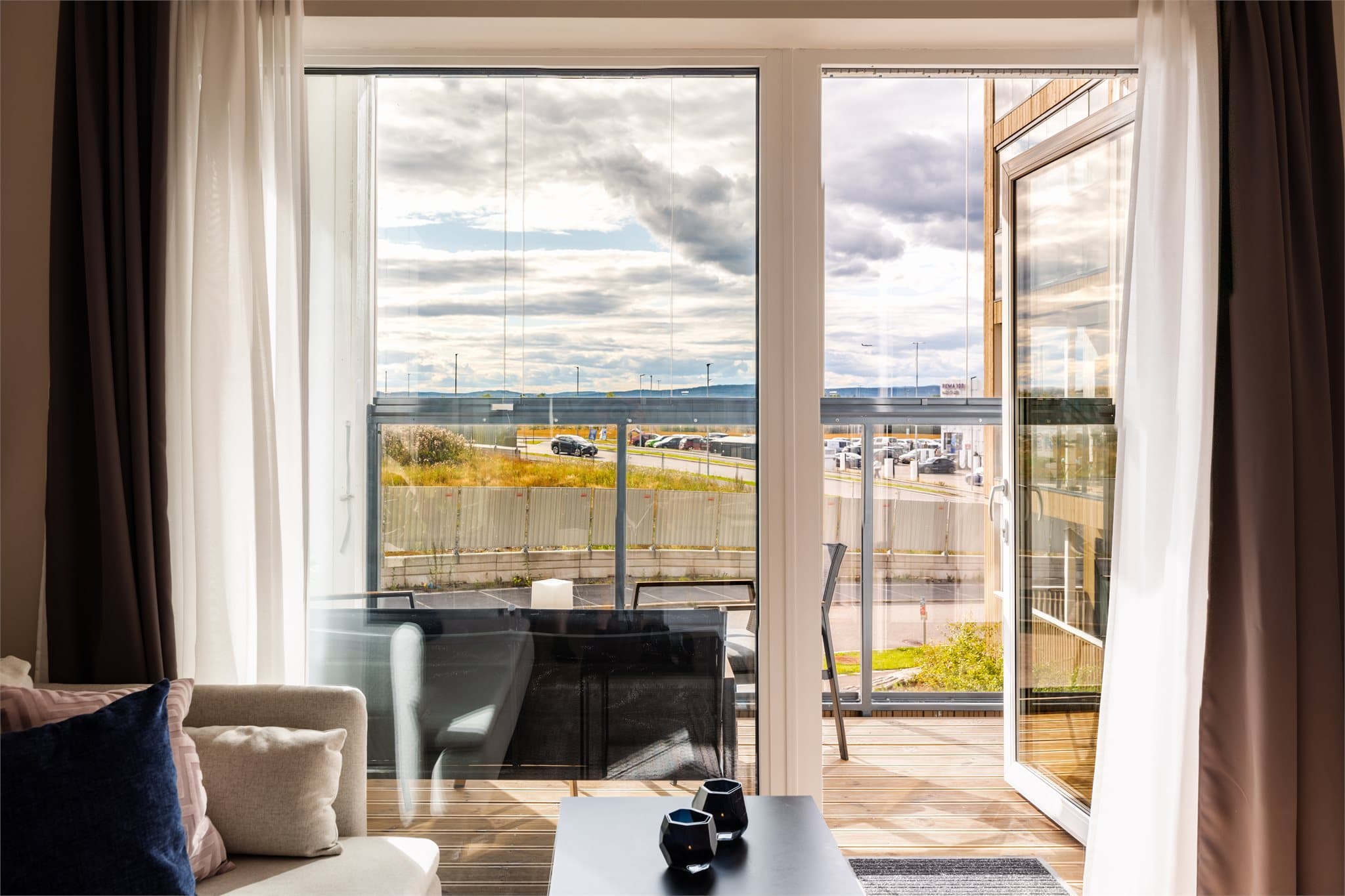 Den innglassede balkongen fungerer som en forlengelse av stuen store deler av året.