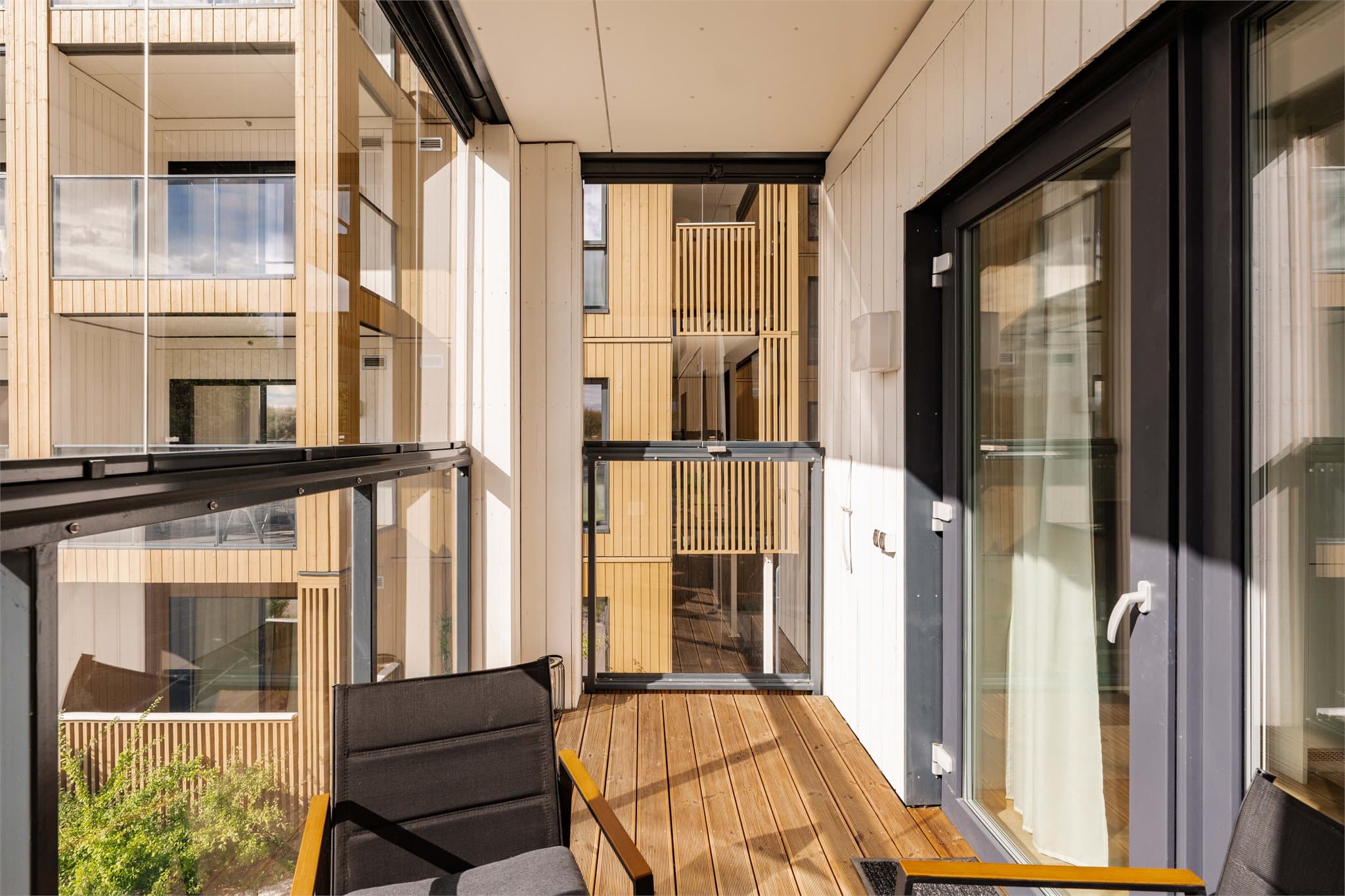 Innglassingen skjermer godt mot både vind og nedbør, og her er det plass til en hyggelig sittegruppe.