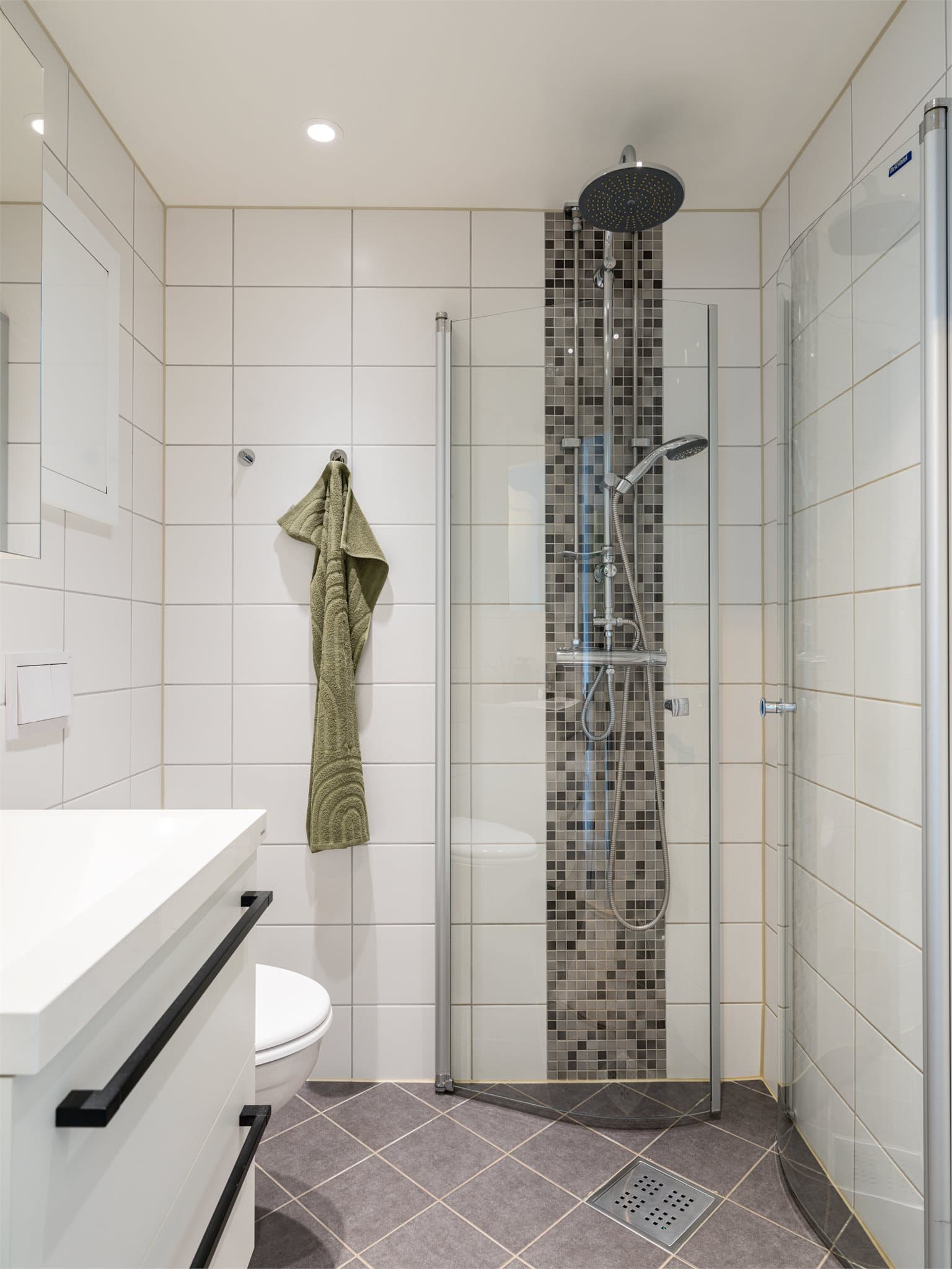 Pent og funksjonelt bad med flislagte vegger og gulv med elektriske varmekabler. Badet ble pusset opp i regi av borettslaget i 2017.