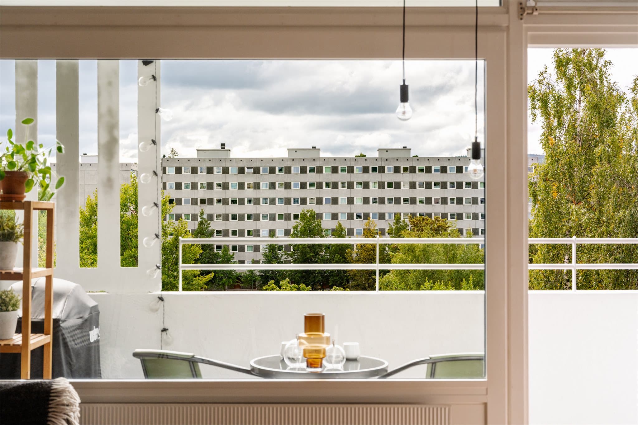 Store vinduer slipper inn rikelig med lys til leiligheten.