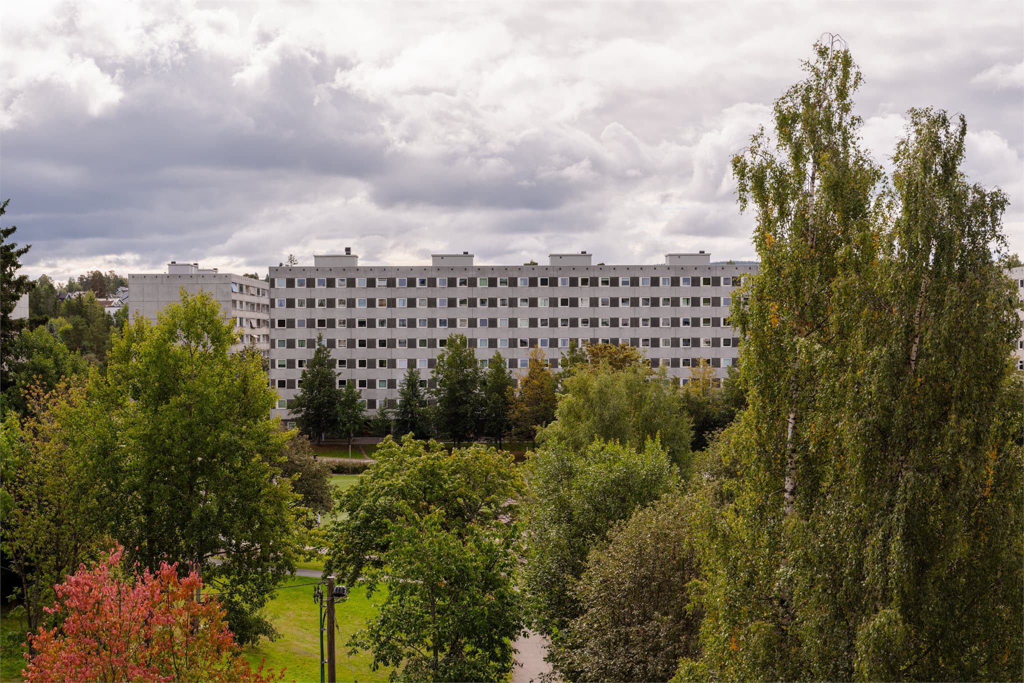 Balkongen har luftig utsikt over store grøntområder.