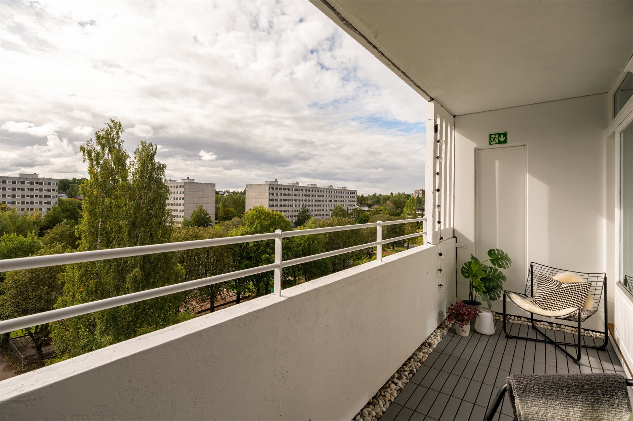 Balkongen er ca. 7.5 m² og vender mot syd.