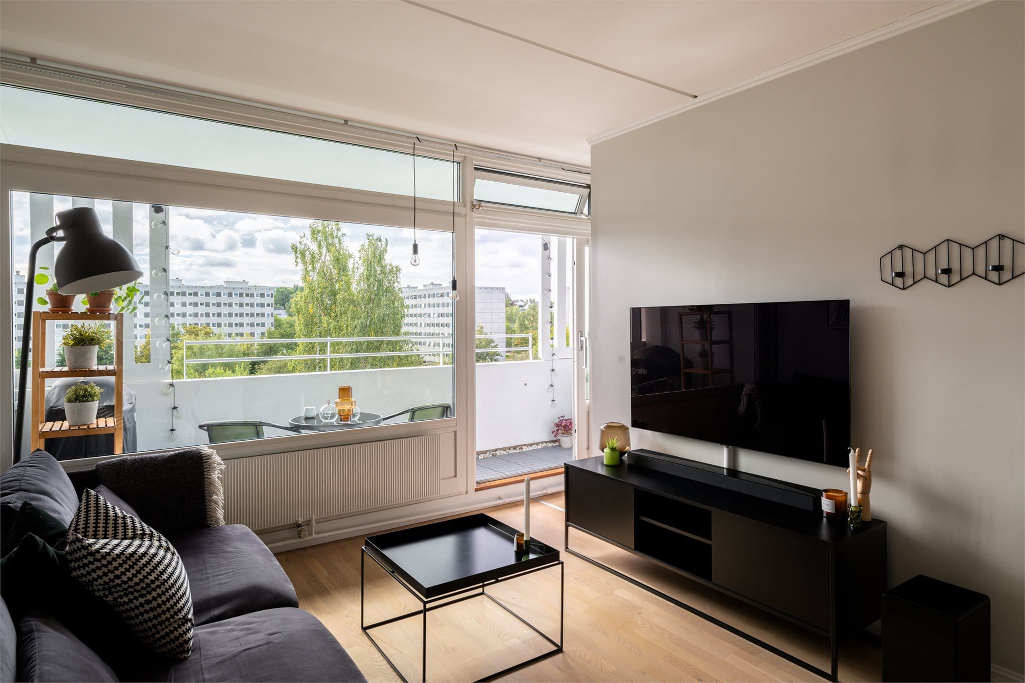 Naturlig plassering av sofagruppe ved de store vinduene.