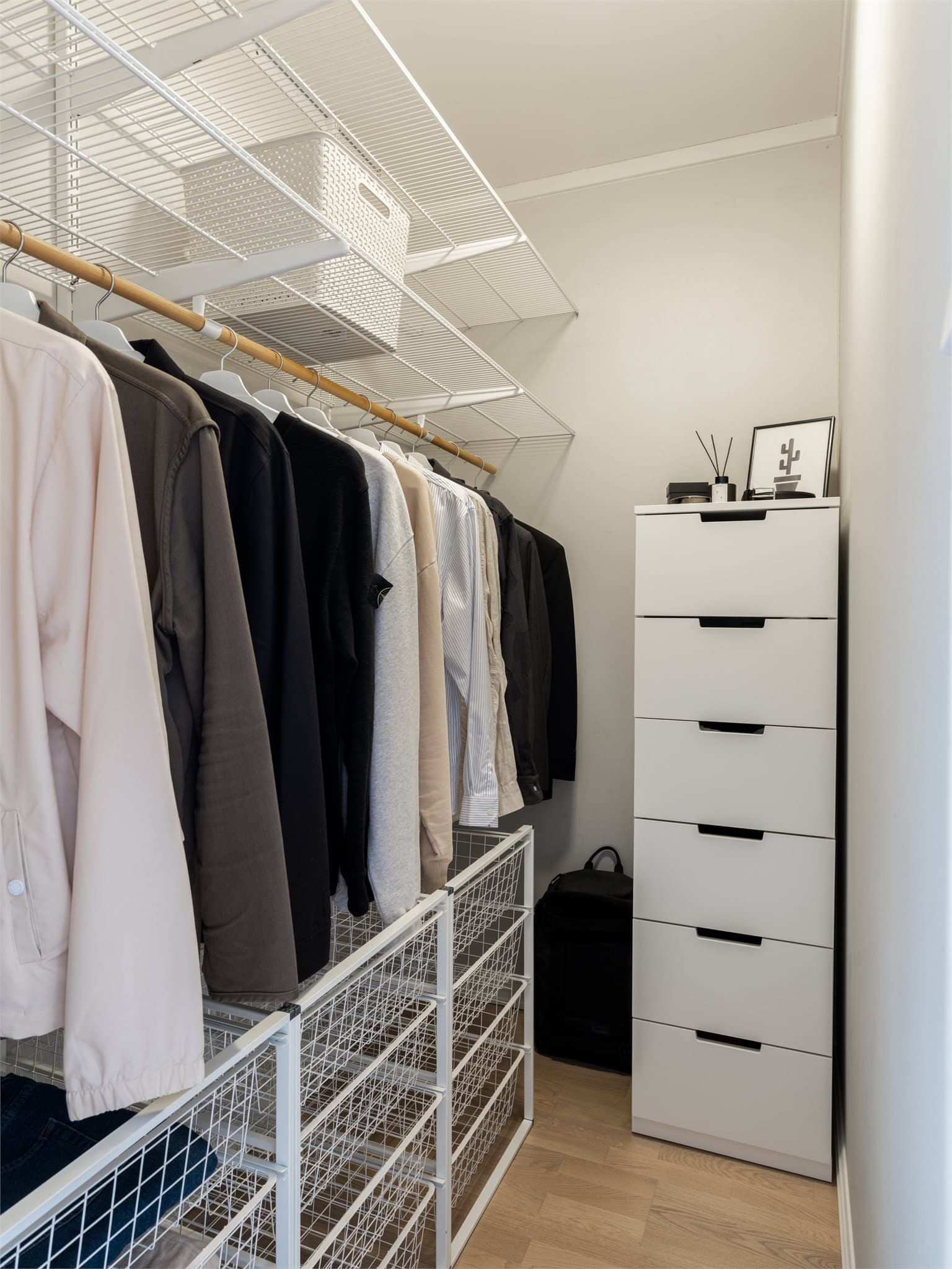 Fra entréen er det direkte adkomst til en romslig walk-in/bod med svært gode oppbevaringsmuligheter.