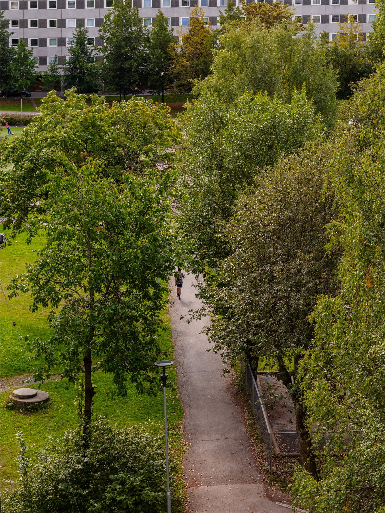 Store og grønne fellesarealer mellom blokkene, som gir området en luftig og trivelig atmosfære.