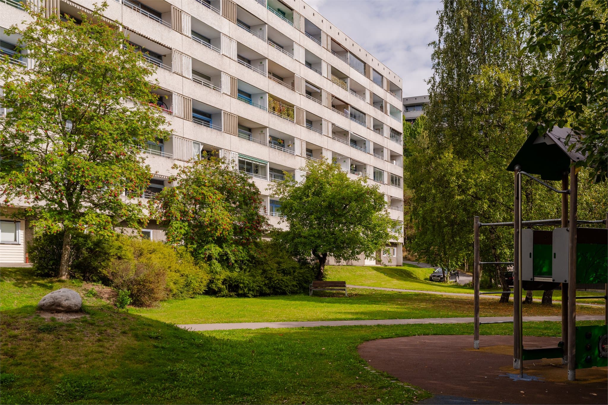 Haugenstua borettslag består av 882 leiligheter fordelt på 42 oppganger i 10 blokker.