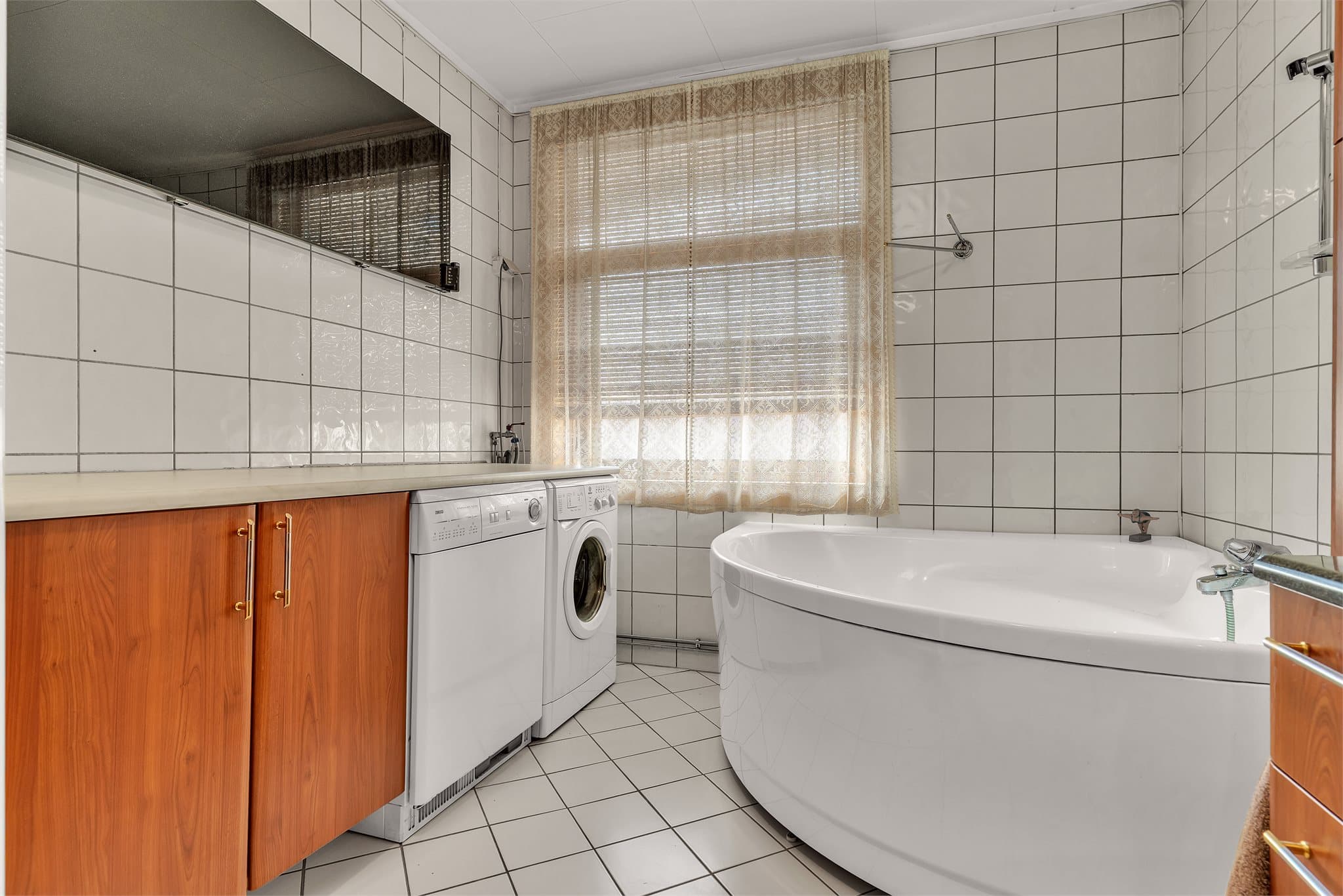 Badet har elektriske varmekabler i gulvet og opplegg for vaskemaskin.