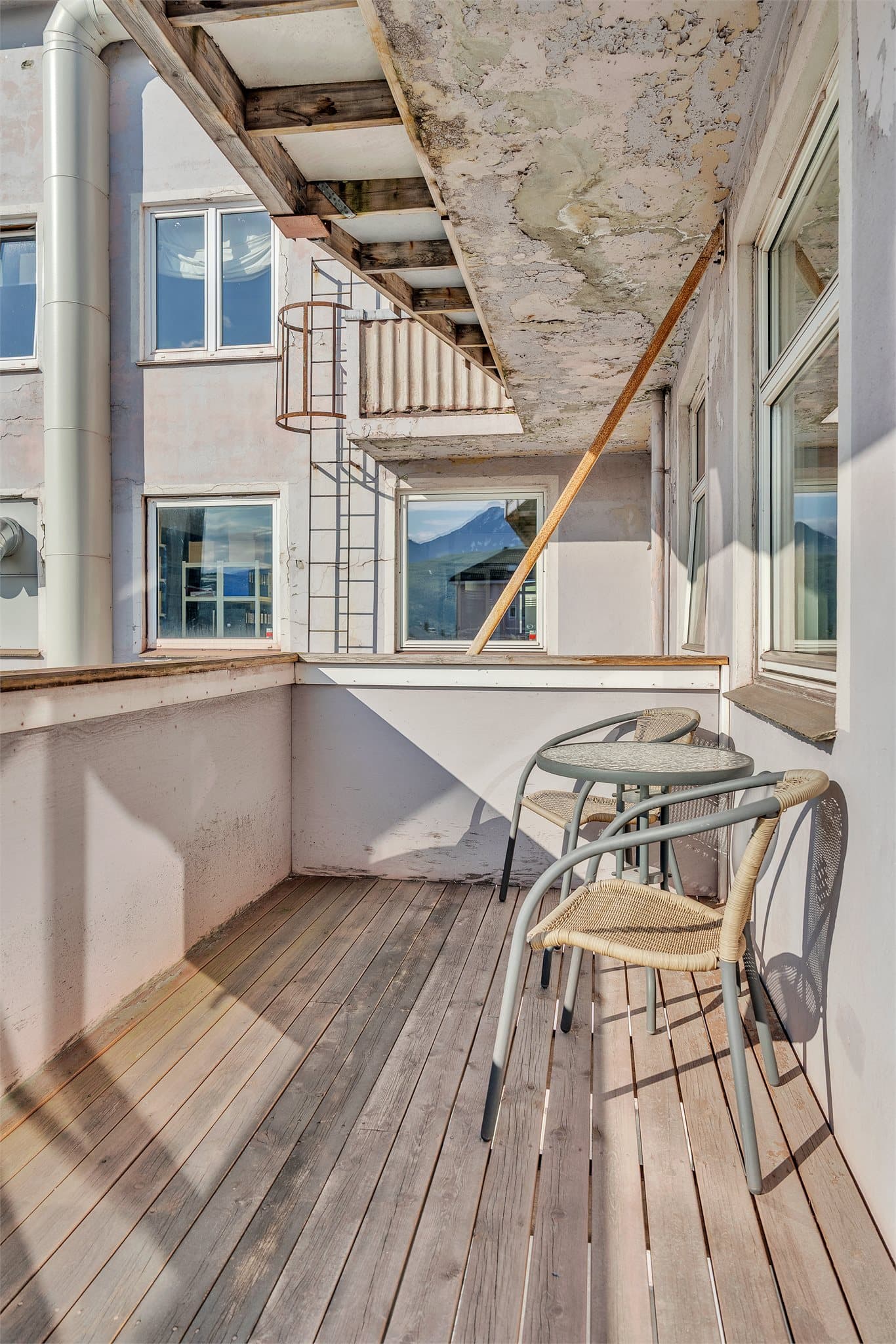 Balkongen har dekke av impregnerte terrassebord.